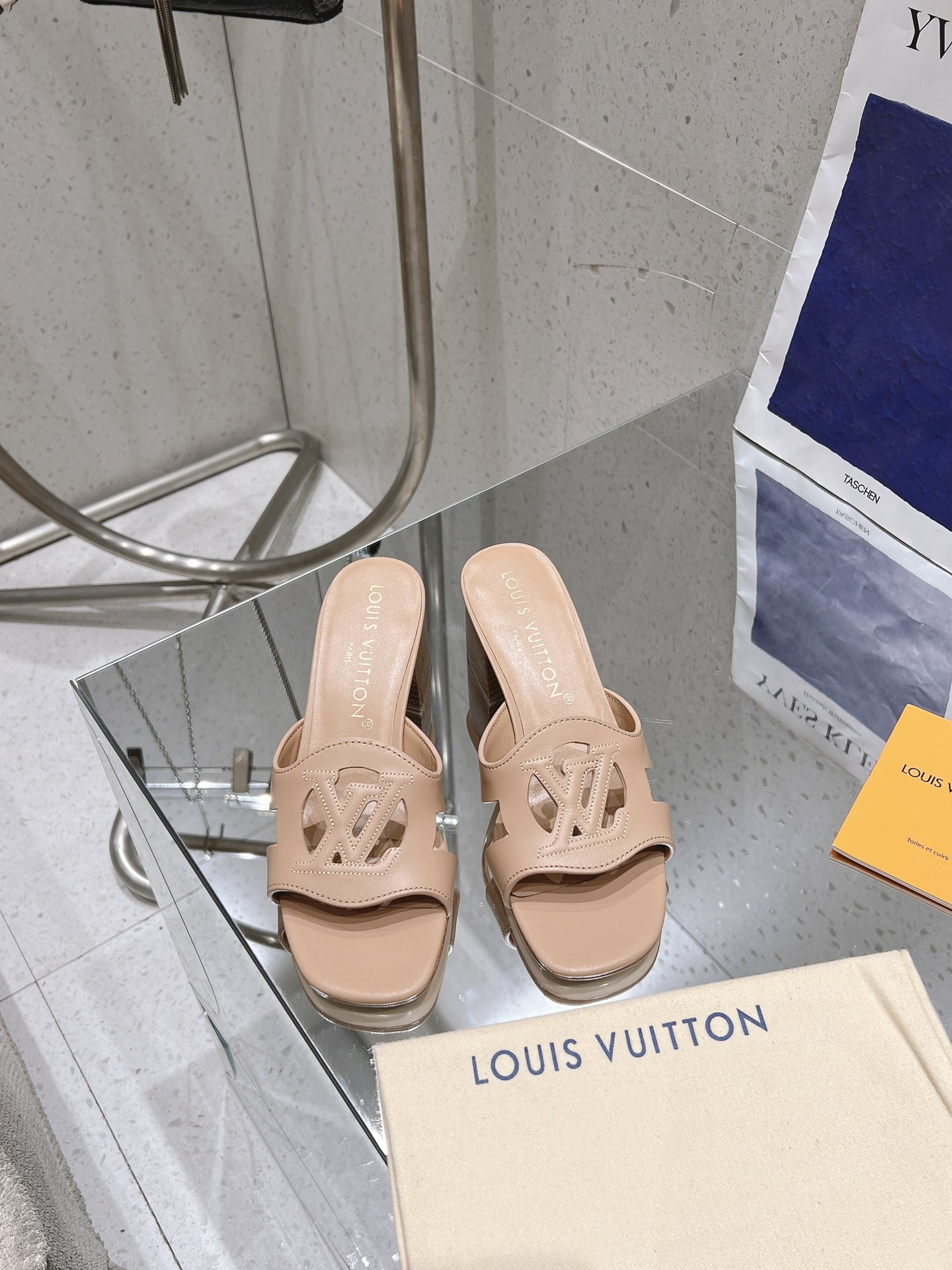 NO:247212,Newly upgraded, perfect last creates the perfect quality. This LV Isola flat sandals are made of soft cowhide leather, which makes the wide upper hollow LV Circle logo, pursuing the classic style that spans time. Multi-layer leather builds a wear-resistant integrated outsole, and the padded insole makes the comfort upgraded again. Upper: Imported calfskin Inner: Sheepskin Inner Outsole Italian leather Outsole Shoe size: 35-42 (40.41.42 Custom made without return or exchange), slippers, christian louboutin, louis vuitton, slippers, cowhide, sheepskin, Leather soles19860909全新升级 完美楦头缔造出最完美的品质 本款 LV Isola 平底凉拖采用柔软牛皮革,令宽幅鞋面呈现镂空 LV Circle 标识,追寻跨越时间的经典格调.多层皮革构筑耐磨一体式外底,衬垫内底令舒适感再度升级. 鞋面: 进口小牛皮 内里: 羊皮内里 大底意大利真皮大底 鞋码: 35-42（ 40.41.42定做不退换）,拖鞋,christian louboutin,louis vuitton,slippers,cowhide,sheepskin,Leather soles,Women's Shoes