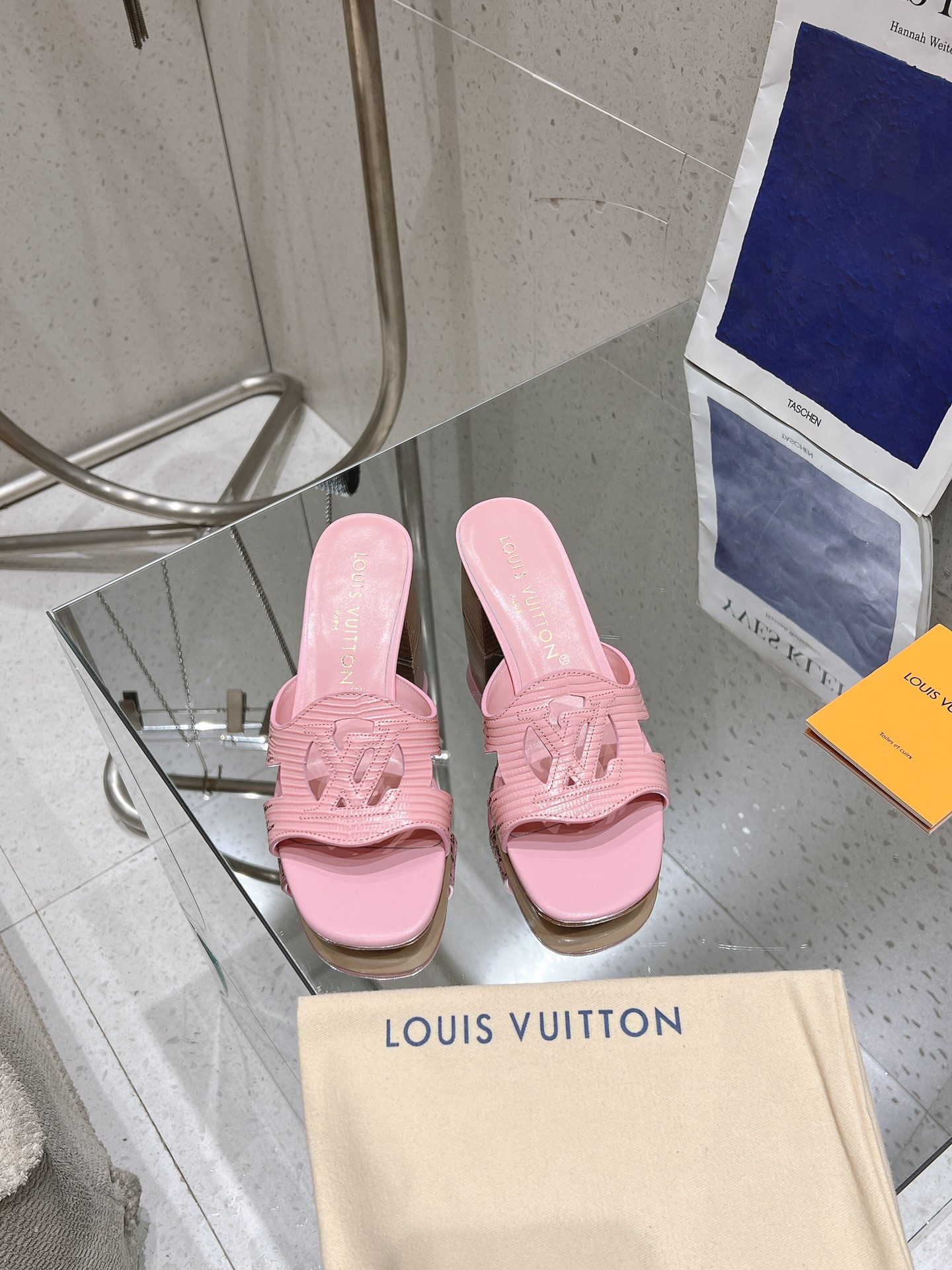 NO:247213,25ss new upgrade, lizard pattern slippers make the lizard pattern slippers more personalized. This LV Isola flat sandals are made of soft cowhide leather, which makes the wide upper hollow LV Circle logo, pursuing the classic style that transcends time. Multi-layer leather builds a wear-resistant integrated outsole, and the padded insole makes the comfort feel upgraded again. Upper: imported calfskin Inner: Sheepskin Inner Outsole Italian leather Outsole Shoe size: 35-42 (40.41.42 Custom made without return or exchange), slippers, christian louboutin, louis vuitton, slippers, cowhide, sheepskin, Leather soles1986090925ss全新升级 蜥蜴纹拖鞋更显个性 本款 LV Isola 平底凉拖采用柔软牛皮革,令宽幅鞋面呈现镂空 LV Circle 标识,追寻跨越时间的经典格调.多层皮革构筑耐磨一体式外底,衬垫内底令舒适感再度升级. 鞋面: 进口小牛皮 内里: 羊皮内里 大底意大利真皮大底 鞋码: 35-42（ 40.41.42定做不退换）,拖鞋,christian louboutin,louis vuitton,slippers,cowhide,sheepskin,Leather soles,Women's Shoes