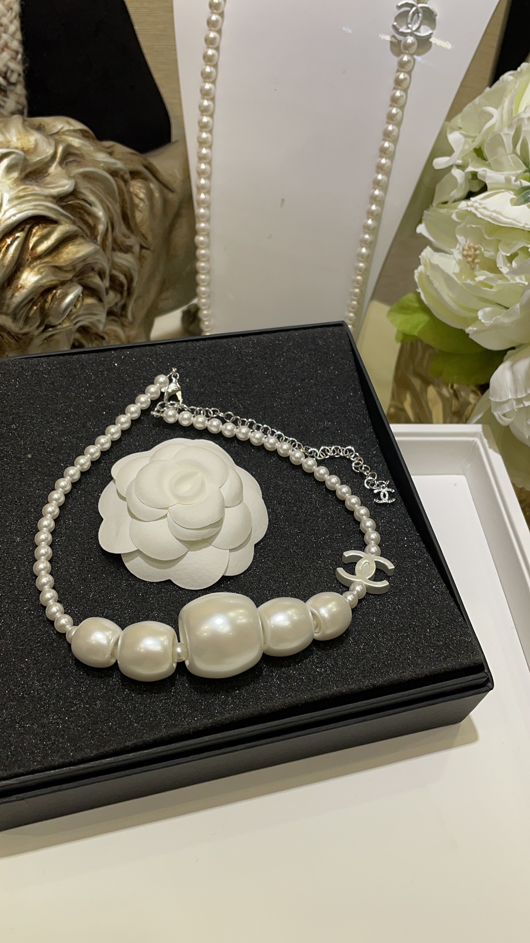 NO:632219,88240, today’s new product, super large pearls, 25C new pearlescent white double C gradient pearl necklace, pearlescent white double C pearl necklace, five oversized pearls, simply too eye-catching. The large pearls are hollow and not heavy. Suitable for cool girls who like exaggerated styles. Bai Fumei. Z-consistent brass material. Customized pearls. Buy and earn. Necklace with packaging box, necklace, Cartier high-end jewelry1986090988240,今日新品超大颗珍珠 25C新款珠光白色双C渐变珍珠项链 珠光白双C珍珠项链五颗超大珍珠 简直太吸睛了大珍珠是空心的不重 适合喜欢夸张风格的酷girl白富美 z一致黄铜材质 定制珍珠 买到赚到 项链带包装盒,,necklace,卡迪亚高端饰品,Jewelry