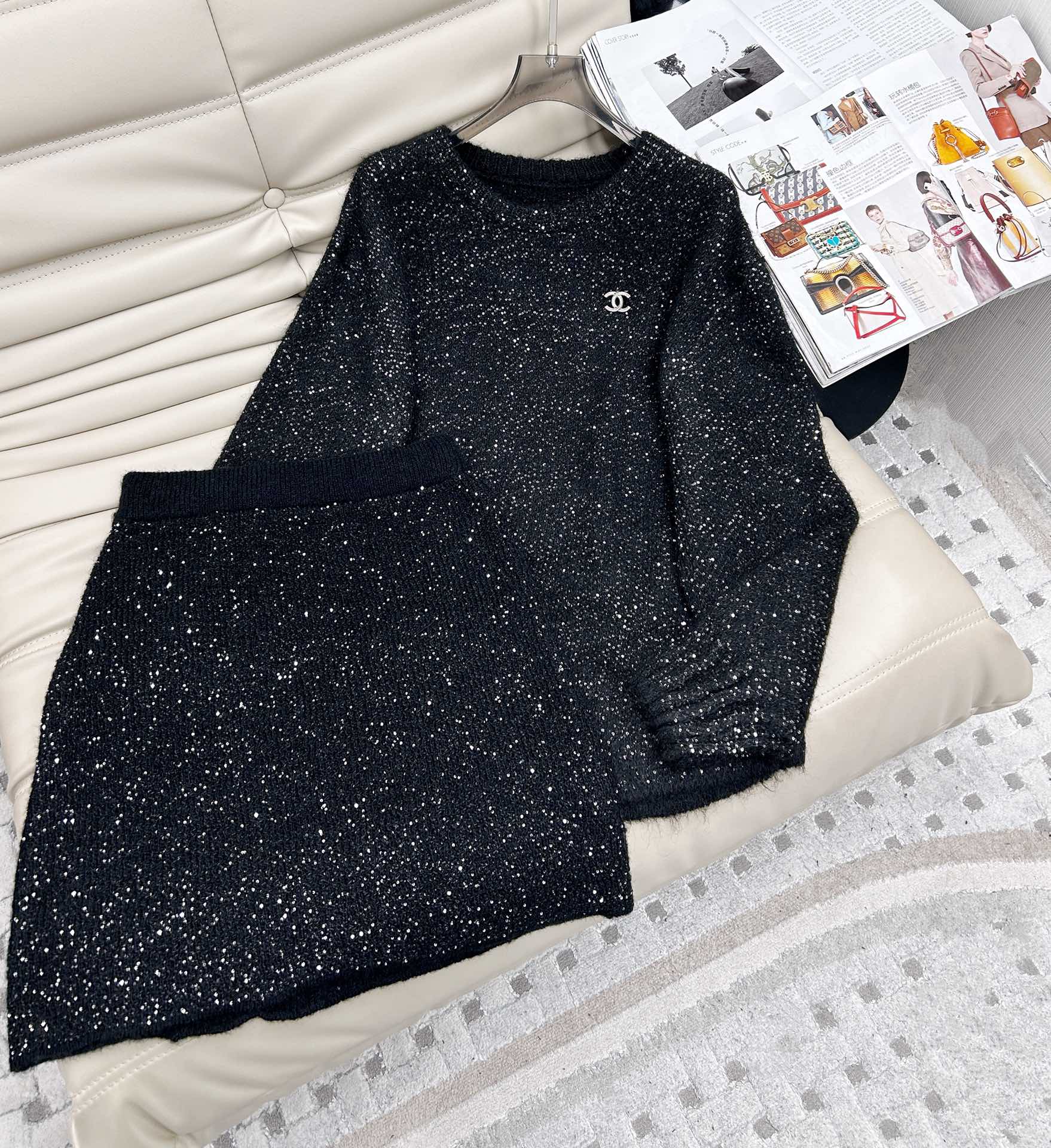 NO:295451,——New round neck wool shiny silk set, wool fabric silver wire blended yarn, both fashion and comfort, creating a shiny effect, retaining the simple and elegant temperament, but also exuding a noble and gorgeous atmosphere. The round neck long sleeve loose-silhouette high-waisted skirt is a two-piece set, which is not completely close to the body, but it achieves a real slimming effect for paper people. One set is simple and high-end to match, which makes it more comfortable and casual!  versatile suit. SML, skirts, alexander wang19860909——新款圆领羊毛亮丝套装,羊毛面料银丝混纺纱线,时尚与舒适兼具,打造闪闪发光的效果,既保留了简约优雅气质,又散发出高贵华丽的气息,圆领长袖宽松廓形高腰半身裙 两件套,不会完全贴身,但做到真正的纸片人显瘦效果,一套搭配简约高级 更显惬意随性！百搭款套装.码数SML,,skirts,alexander wang,Women's clothing