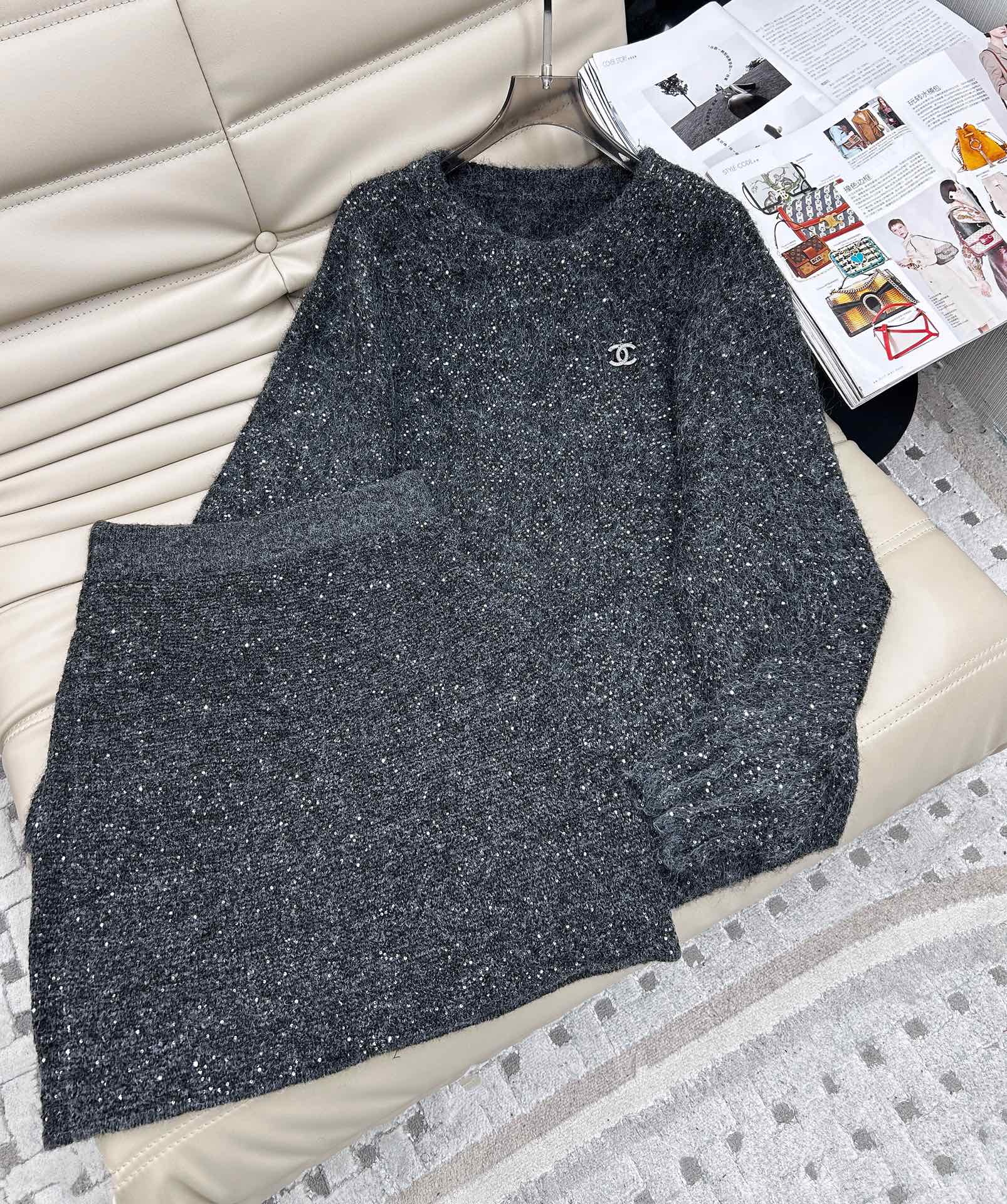 NO:295449,——New round neck wool shiny silk set, wool fabric silver wire blended yarn, both fashion and comfort, creating a shiny effect, retaining the simple and elegant temperament, but also exuding a noble and gorgeous atmosphere. The round neck long sleeve loose-silhouette high-waisted skirt is a two-piece set, which is not completely close to the body, but it achieves a real slimming effect for paper people. One set is simple and high-end to match, which makes it more comfortable and casual!  versatile suit. SML., skirts, alexander wang19860909——新款圆领羊毛亮丝套装,羊毛面料银丝混纺纱线,时尚与舒适兼具,打造闪闪发光的效果,既保留了简约优雅气质,又散发出高贵华丽的气息,圆领长袖宽松廓形高腰半身裙 两件套,不会完全贴身,但做到真正的纸片人显瘦效果,一套搭配简约高级 更显惬意随性！百搭款套装.码数SML.,,skirts,alexander wang,Women's clothing