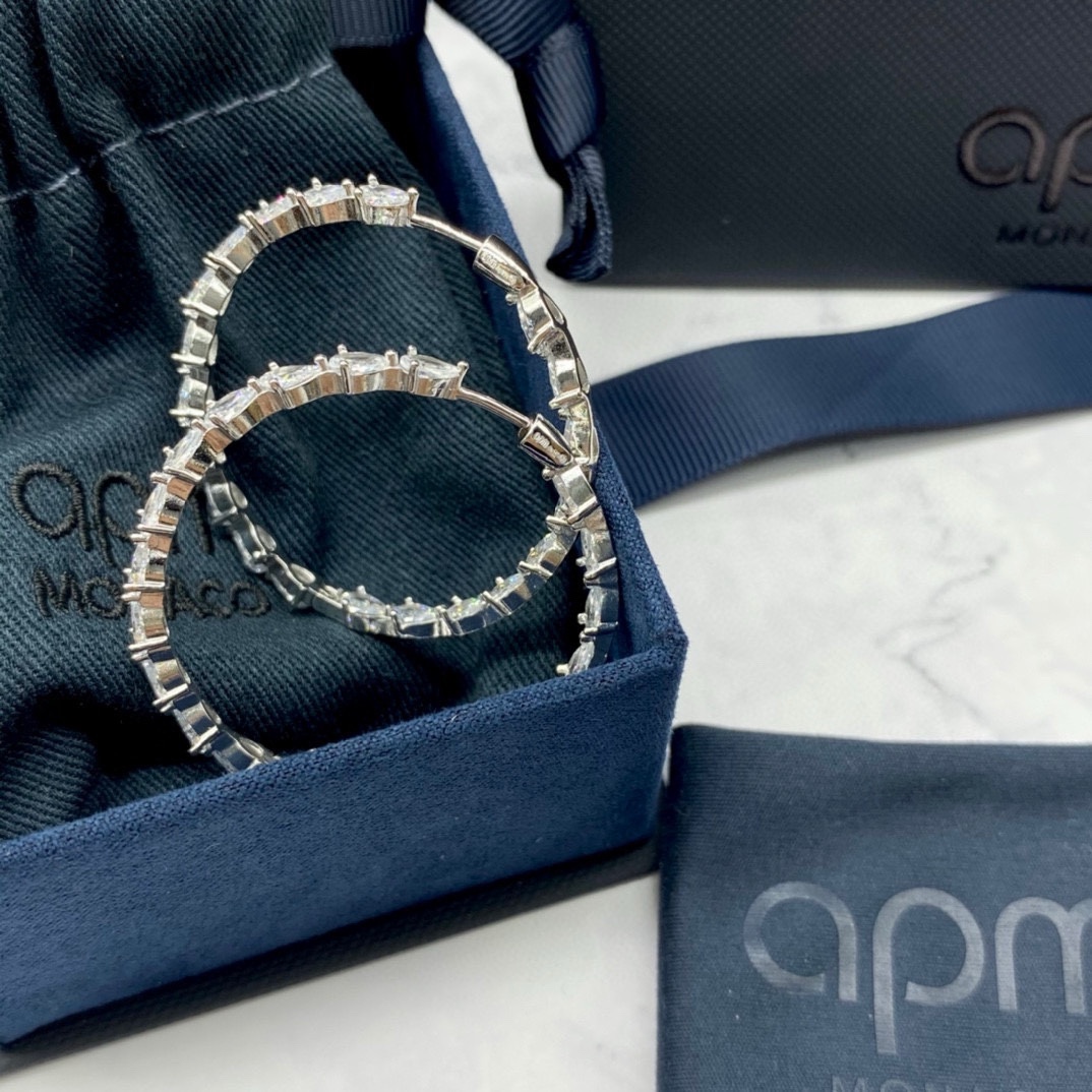 APm monaco新品水滴圆环银色耳环！简约风格诠释隽永时尚，精巧水滴形状，提升造型时尚，璀璨锆石点缀