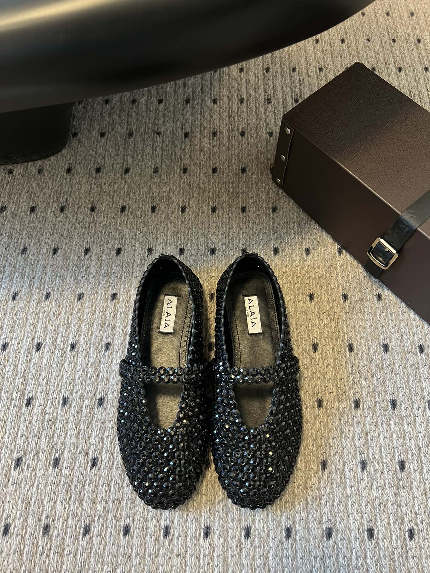 NO:265427,Exclusive new product Alaia 25/ catwalk flat glass diamond ballet single shoes. Alaia is ultimate comfort and versatile. The cross-belt design has a ballet feeling. The same style as Zhang Xiaohui, sweet and cool ballet style. A popular ballet shoes, romantic and charming. Original custom glass diamond sheepskin inner private mold rubber non-slip sole. Size 35/42 (40.41.42 custom made without return or replacement), ballet shoes, alaia, sheepskin19860909独家新品 Alaia 25/ 走秀款平底玻璃钻芭蕾舞单鞋 兜兜转转还得是Alaia 极致的舒适和百搭 交叉带的设计有种芭蕾舞的感觉 章小蕙同款 甜酷芭蕾风 人气超高的一款芭蕾舞鞋,浪漫又迷人 原版订制 玻璃钻 羊皮内里 私模橡胶防滑大底 码数35/42（40.41.42定做不退不换）,芭蕾舞鞋,alaia,sheepskin,Women's Shoes