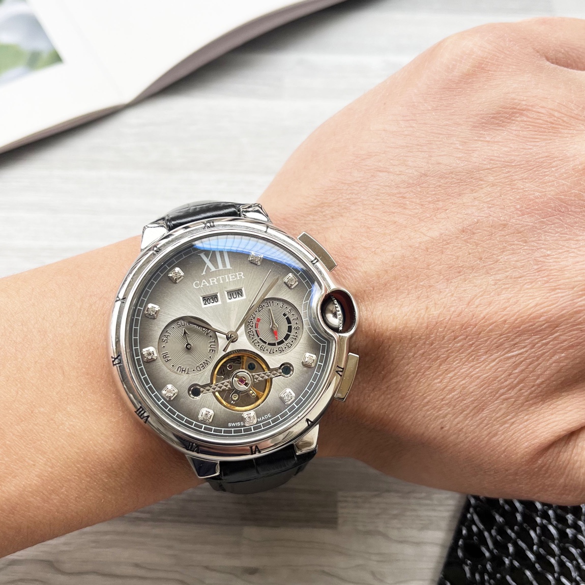 NO:147170,Platinum Steel 30 Blue Balloon Series Shockingly launched [Latest] Cartier Multifunctional Boutique Design [Type] Boutique Men's Watch [Watch Strap] Real Cowhide Strap [Movement] High-end Fully Automatic Mechanical Movement [Mirror] Mineral Strengthened Glass (More High Definition) Elegant Taste, Exotic, Ingenious, Ingenious, Wrist Treasure, Size Diameter 42mm Thickness 12.5mm Hot Sale!  Welcome to reprint!  cartier cowhide19860909白金钢30 蓝气球系列 震撼上市【最新】卡地亚 多功能精品设计【类型】精品男士腕表【表带】真牛皮表带【机芯】高端全自动机械机芯【镜面】矿物质强化玻璃（更高清） 品味高雅 浩瀚大气 匠心独运 腕间瑰宝 尺寸直径42mm厚12.5mm热卖上市！欢迎转载！,,cartier,cowhide,Watch