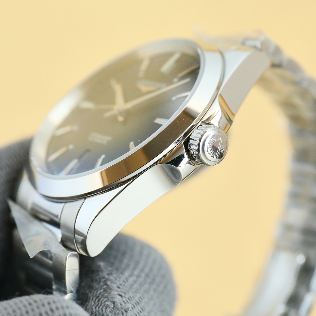 统一1000
💍2025全新推出浪琴LONGINES-浪琴康卡斯悦动系列✨✨ 💍
【机芯】搭载机芯2824全自动机械机芯,全新塑封原装机,改良版技术成熟十分稳定动力储备高达48小时💍
【表壳】“锤压式”316S精培钢。表壳直径41毫米,拉丝抛光处理过渡流畅质感拉满,完美表壳质感。防水性能无后顾之忧,装配蓝宝石玻璃镜面,超清防刮不泛青 💍
【字面针】字面附加刻度夜光功能,颜色齐全:优雅银/经典黑/百搭绿/深邃蓝💍
【钢带皮带】💍 折叠式表扣饰以品牌标志工艺细腻纹路清晰,皮带颜色与正品一致。搭配美光精致表扣,精良,舒适而坚固。
阳光运动兼具优雅商务风格,适合日常佩戴,职场通勤和聚会轻松驾驭
💍诚挚欢迎各位表友品鉴!