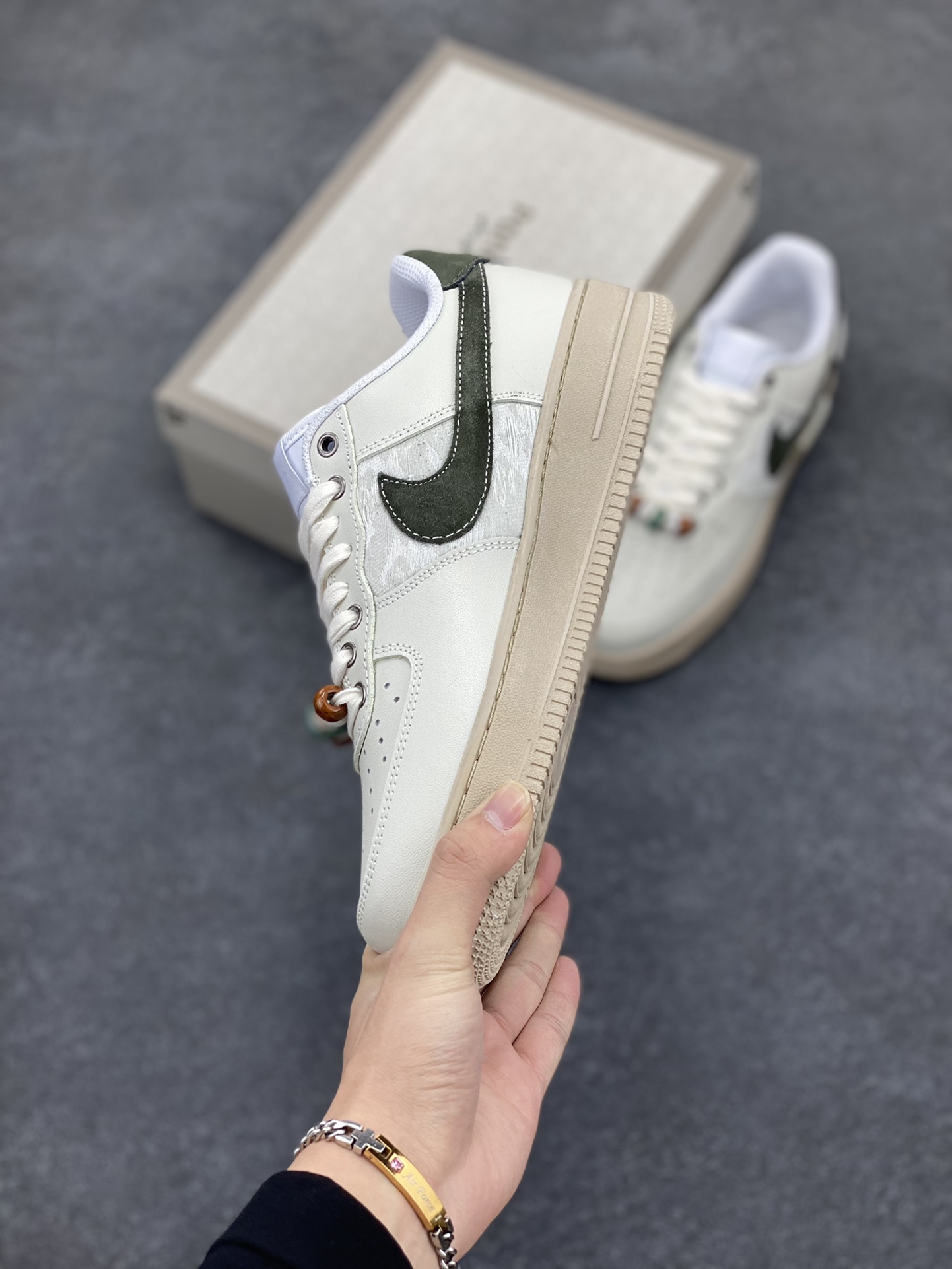 图片[3]-Nike Air Force 1 Low 空军一号低帮百搭休闲运动板鞋。柔软、弹性十足的缓震性能和出色的中底设计，横跨复古与现代的外型结合，造就出风靡全球三十多年的Force 1，直到今天还深受青睐。 货号：CJ2288-011 尺码：36 36.5 37.5 38 38.5 39 40 40.5 41 42 42.5 43 44 44.5 45-选品中心