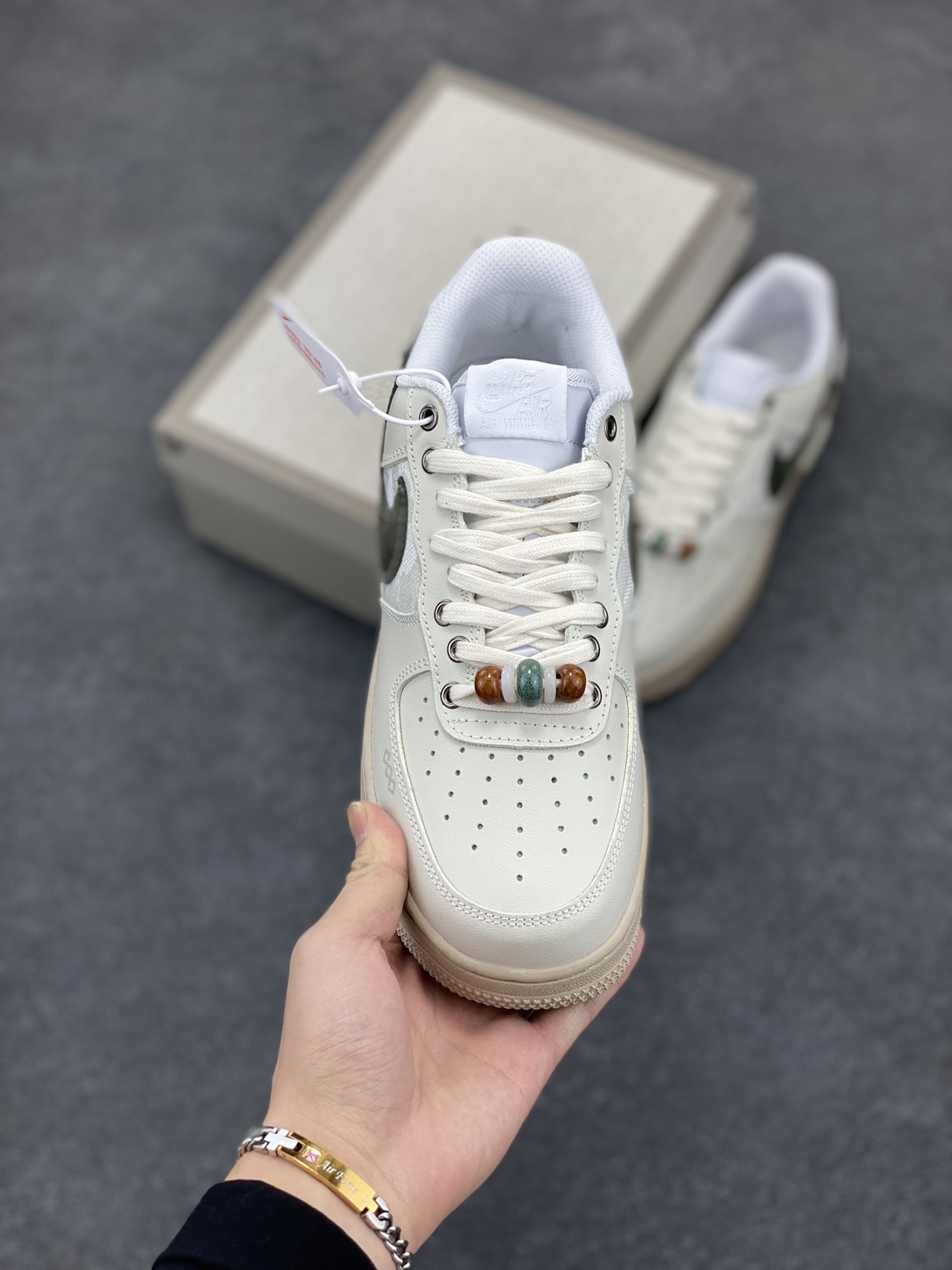 图片[2]-Nike Air Force 1 Low 空军一号低帮百搭休闲运动板鞋。柔软、弹性十足的缓震性能和出色的中底设计，横跨复古与现代的外型结合，造就出风靡全球三十多年的Force 1，直到今天还深受青睐。 货号：CJ2288-011 尺码：36 36.5 37.5 38 38.5 39 40 40.5 41 42 42.5 43 44 44.5 45-选品中心