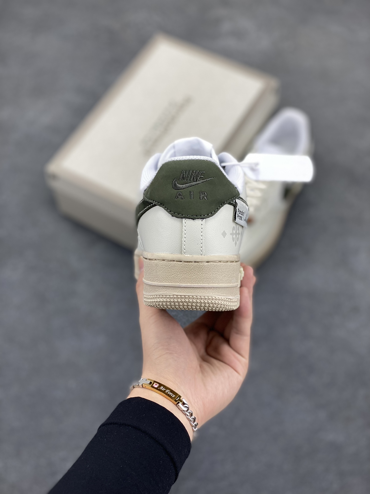 图片[4]-Nike Air Force 1 Low 空军一号低帮百搭休闲运动板鞋。柔软、弹性十足的缓震性能和出色的中底设计，横跨复古与现代的外型结合，造就出风靡全球三十多年的Force 1，直到今天还深受青睐。 货号：CJ2288-011 尺码：36 36.5 37.5 38 38.5 39 40 40.5 41 42 42.5 43 44 44.5 45-选品中心