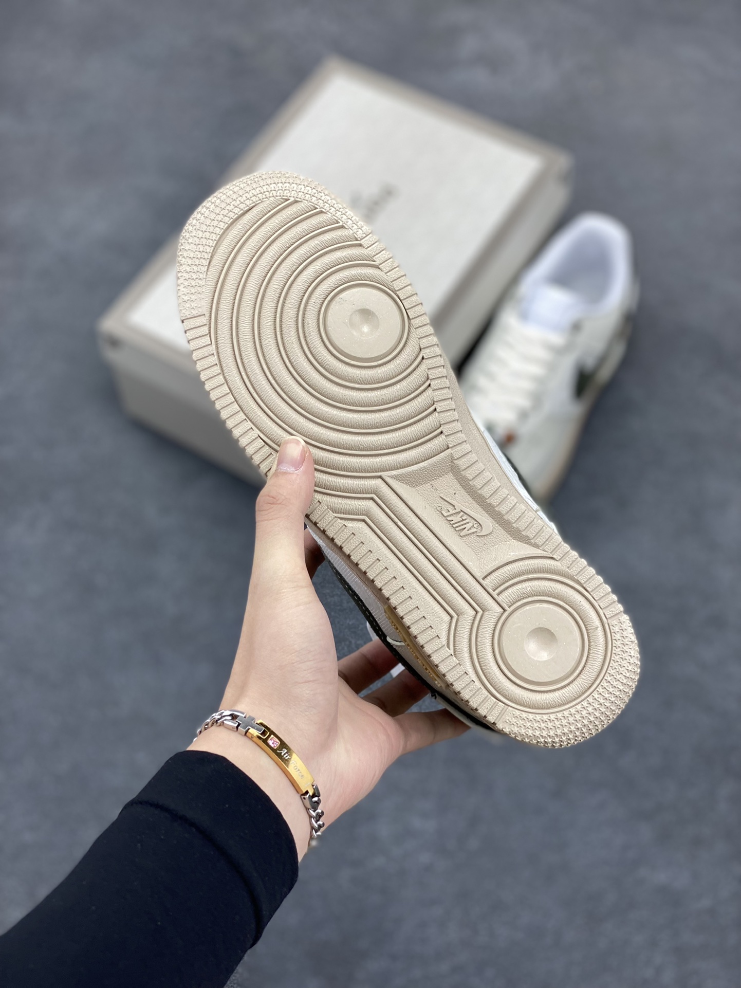 图片[5]-Nike Air Force 1 Low 空军一号低帮百搭休闲运动板鞋。柔软、弹性十足的缓震性能和出色的中底设计，横跨复古与现代的外型结合，造就出风靡全球三十多年的Force 1，直到今天还深受青睐。 货号：CJ2288-011 尺码：36 36.5 37.5 38 38.5 39 40 40.5 41 42 42.5 43 44 44.5 45-选品中心