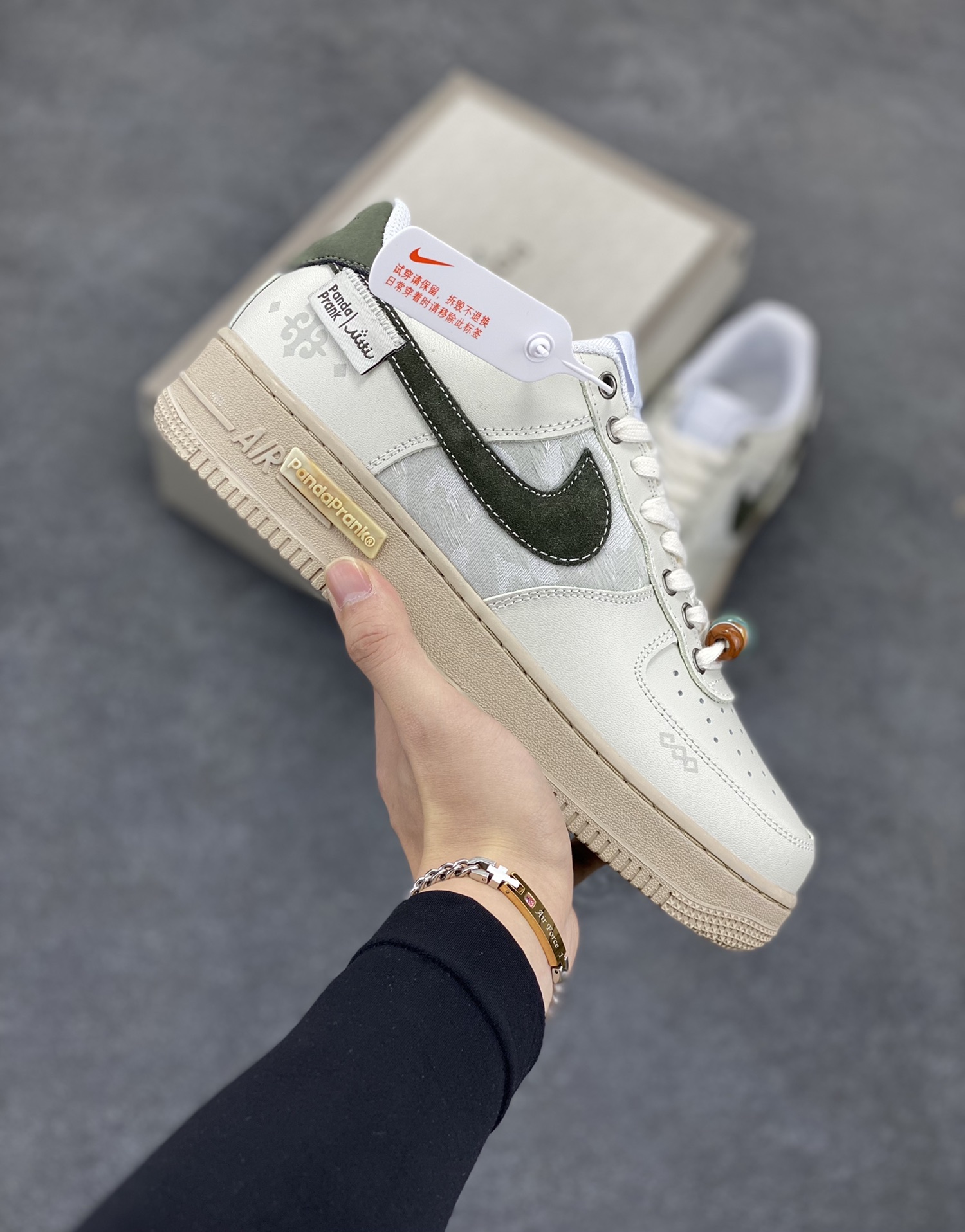 Nike Air Force 1 Low 空军一号低帮百搭休闲运动板鞋。柔软、弹性十足的缓震性能和出色的中底设计，横跨复古与现代的外型结合，造就出风靡全球三十多年的Force 1，直到今天还深受青睐。 货号：CJ2288-011 尺码：36 36.5 37.5 38 38.5 39 40 40.5 41 42 42.5 43 44 44.5 45-选品中心