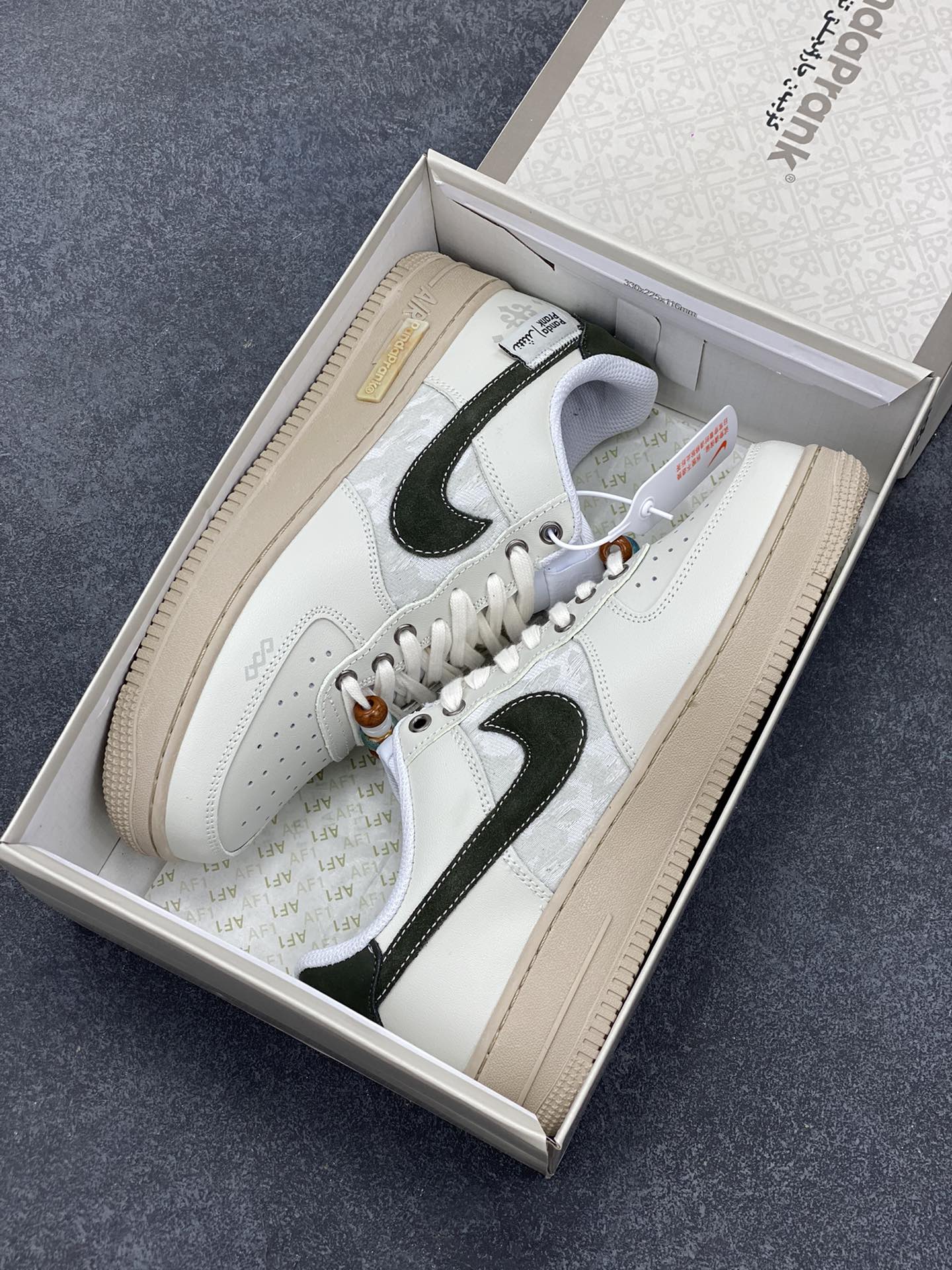 图片[9]-Nike Air Force 1 Low 空军一号低帮百搭休闲运动板鞋。柔软、弹性十足的缓震性能和出色的中底设计，横跨复古与现代的外型结合，造就出风靡全球三十多年的Force 1，直到今天还深受青睐。 货号：CJ2288-011 尺码：36 36.5 37.5 38 38.5 39 40 40.5 41 42 42.5 43 44 44.5 45-选品中心