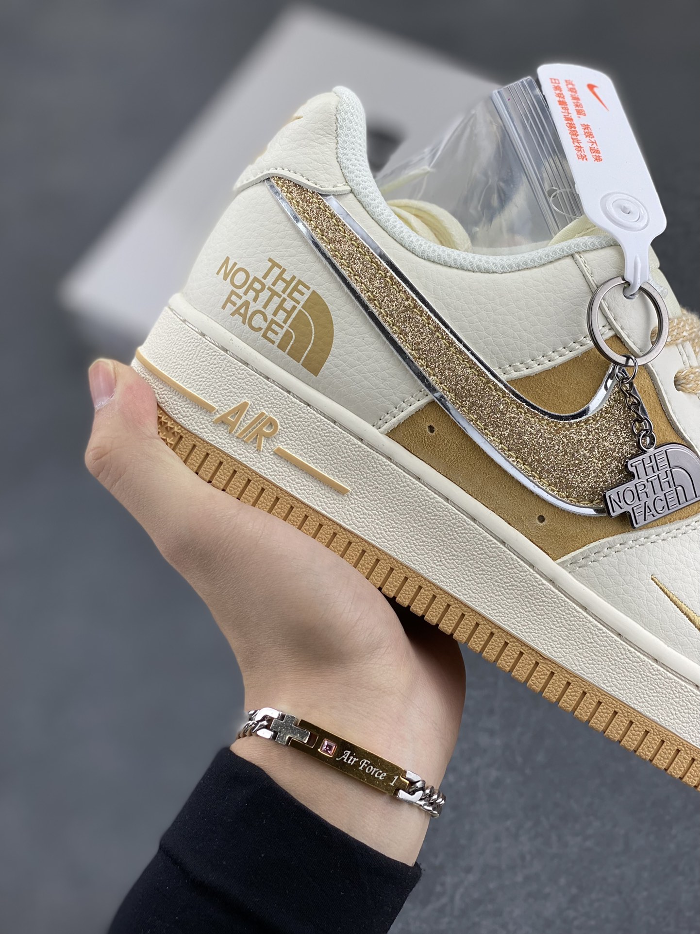 图片[6]-NIke Air Force 1 \’07 Low “北面联名”空军一号 低帮 运动鞋 休闲鞋 折边针车 工艺难度大 原楦头原纸板 原装鞋盒 定制五金配件 内置全掌气垫 原厂鞋底 货号：QY6818-533 尺码：36 36.5 37.5 38 38.5 39 40 40.5 41 42 42.5 43 44 44.5 45-选品中心