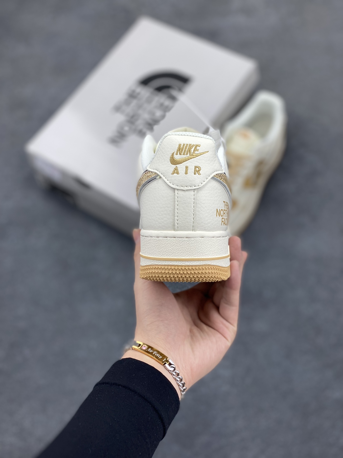 图片[4]-NIke Air Force 1 \’07 Low “北面联名”空军一号 低帮 运动鞋 休闲鞋 折边针车 工艺难度大 原楦头原纸板 原装鞋盒 定制五金配件 内置全掌气垫 原厂鞋底 货号：QY6818-533 尺码：36 36.5 37.5 38 38.5 39 40 40.5 41 42 42.5 43 44 44.5 45-选品中心