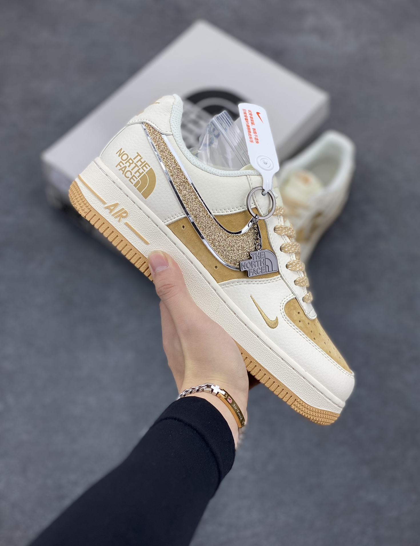 NIke Air Force 1 \'07 Low “北面联名”空军一号 低帮 运动鞋 休闲鞋 折边针车 工艺难度大 原楦头原纸板 原装鞋盒 定制五金配件 内置全掌气垫 原厂鞋底 货号：QY6818-533 尺码：36 36.5 37.5 38 38.5 39 40 40.5 41 42 42.5 43 44 44.5 45-选品中心