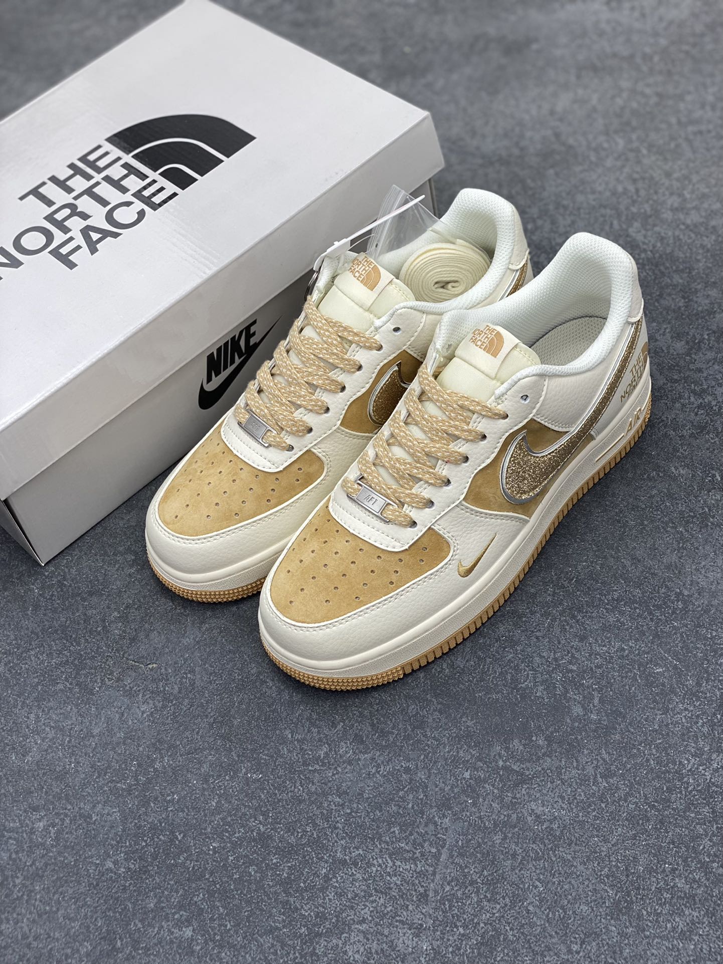 图片[8]-NIke Air Force 1 \’07 Low “北面联名”空军一号 低帮 运动鞋 休闲鞋 折边针车 工艺难度大 原楦头原纸板 原装鞋盒 定制五金配件 内置全掌气垫 原厂鞋底 货号：QY6818-533 尺码：36 36.5 37.5 38 38.5 39 40 40.5 41 42 42.5 43 44 44.5 45-选品中心
