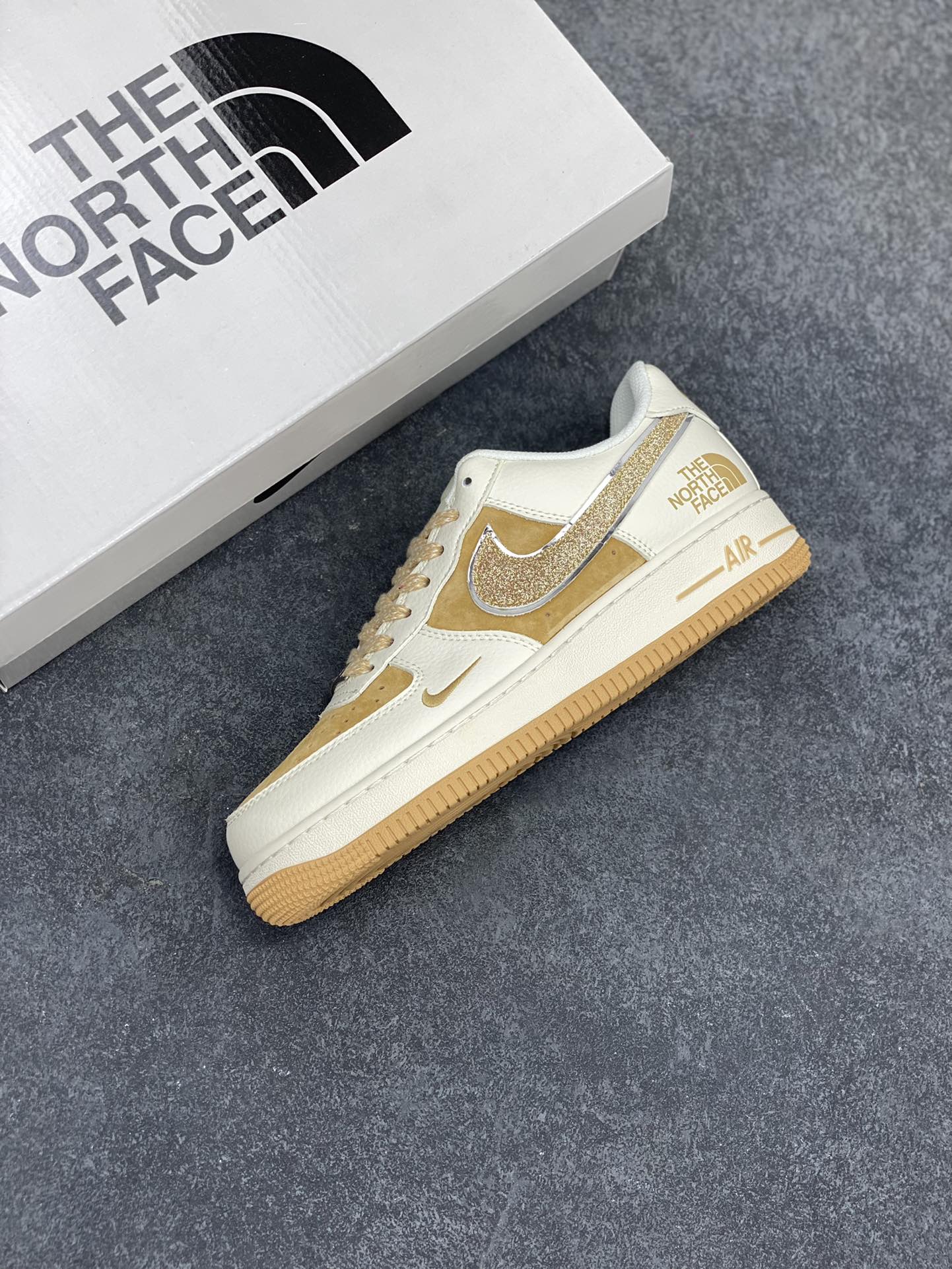 图片[7]-NIke Air Force 1 \’07 Low “北面联名”空军一号 低帮 运动鞋 休闲鞋 折边针车 工艺难度大 原楦头原纸板 原装鞋盒 定制五金配件 内置全掌气垫 原厂鞋底 货号：QY6818-533 尺码：36 36.5 37.5 38 38.5 39 40 40.5 41 42 42.5 43 44 44.5 45-选品中心