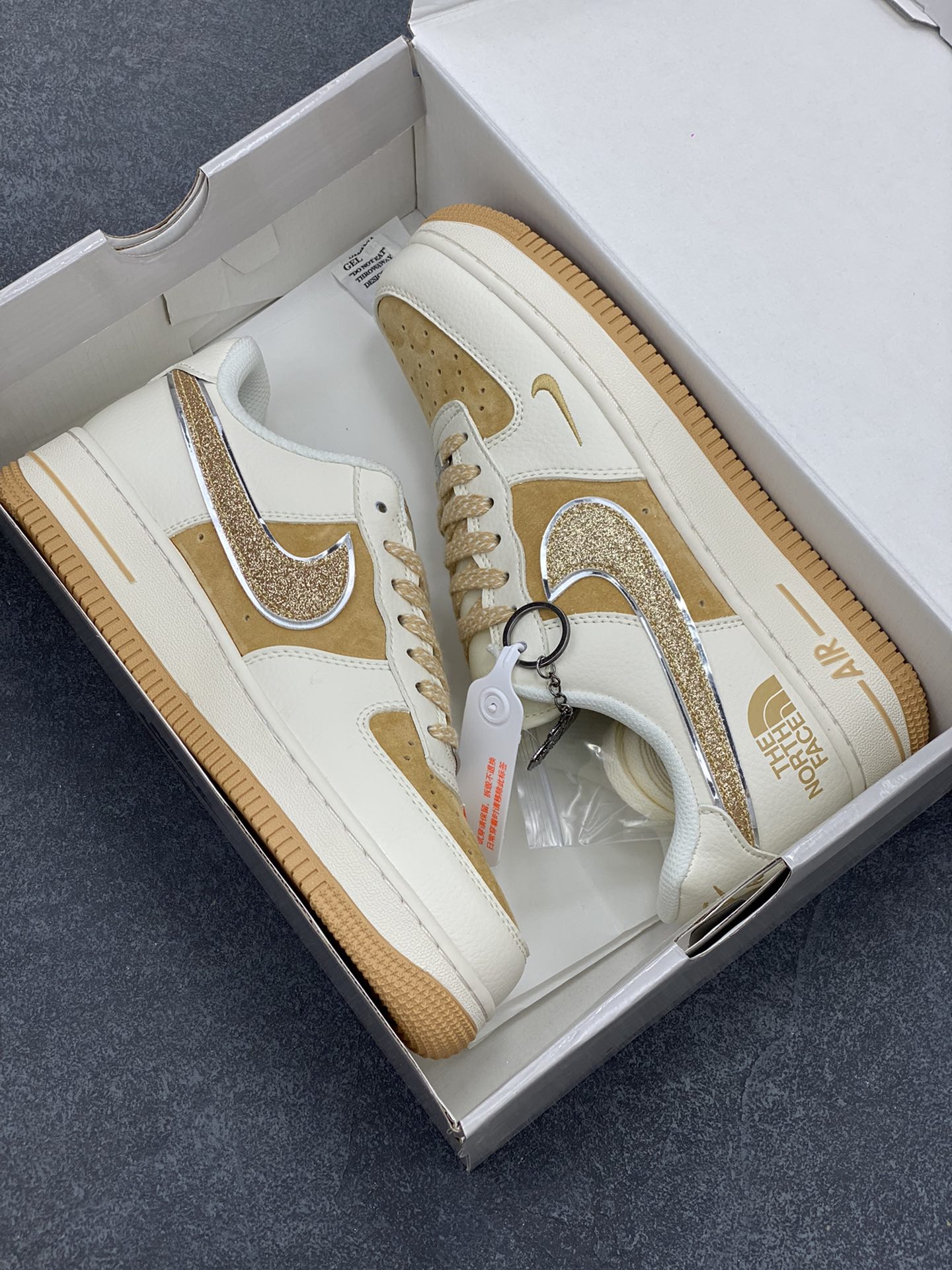 图片[9]-NIke Air Force 1 \’07 Low “北面联名”空军一号 低帮 运动鞋 休闲鞋 折边针车 工艺难度大 原楦头原纸板 原装鞋盒 定制五金配件 内置全掌气垫 原厂鞋底 货号：QY6818-533 尺码：36 36.5 37.5 38 38.5 39 40 40.5 41 42 42.5 43 44 44.5 45-选品中心