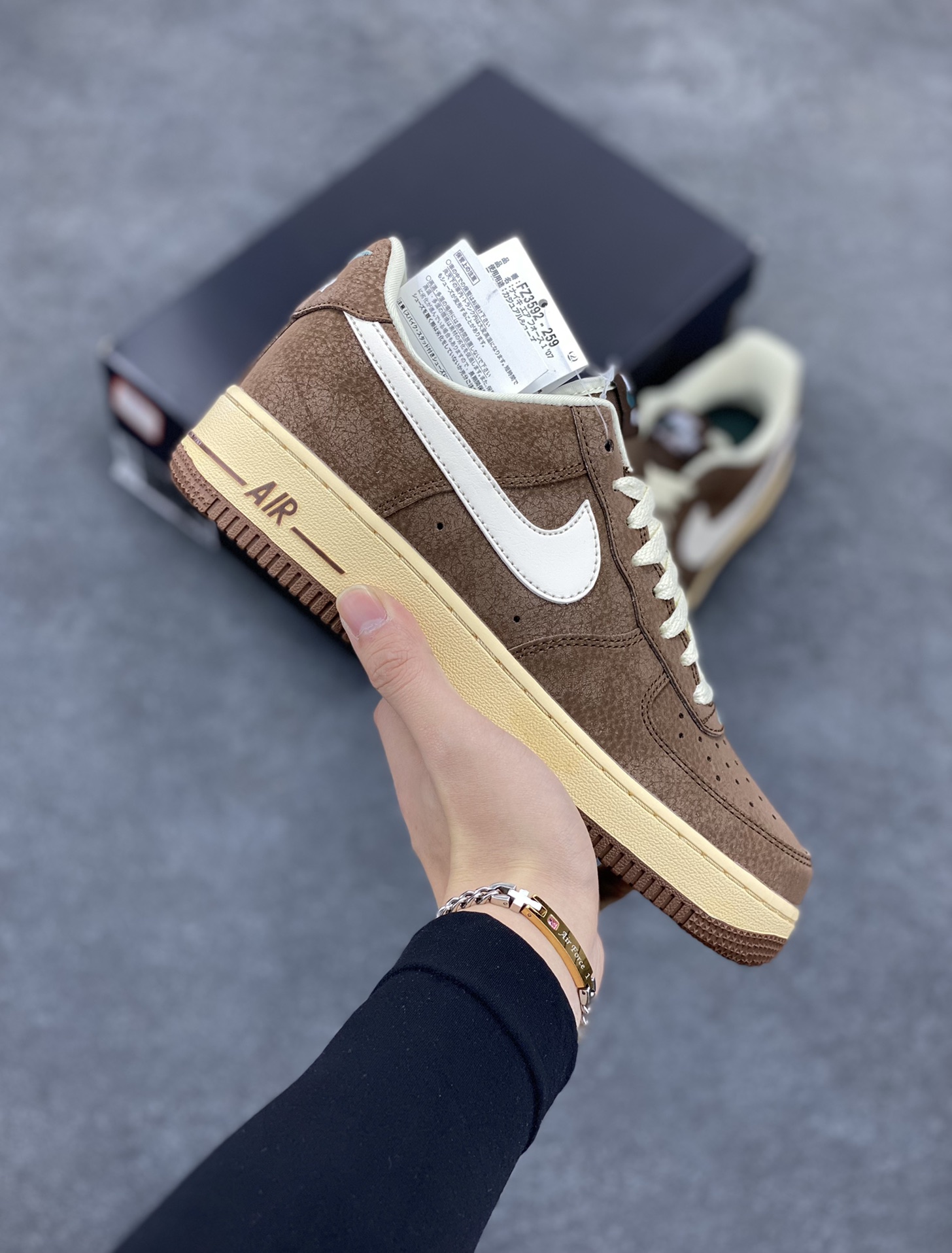 Air Force 1\’ 07 巧克力棕 原楦头原纸板 打造纯正空军版型 专注外贸渠道 全掌内置蜂窝气垫 #原盒配件 原厂中底钢印、拉帮完美 货号:FZ3592-259 尺码:36 36.5 37.5 38 38.5 39 40 40.5 41 42 42.5 43 44 44.5 45-选品中心