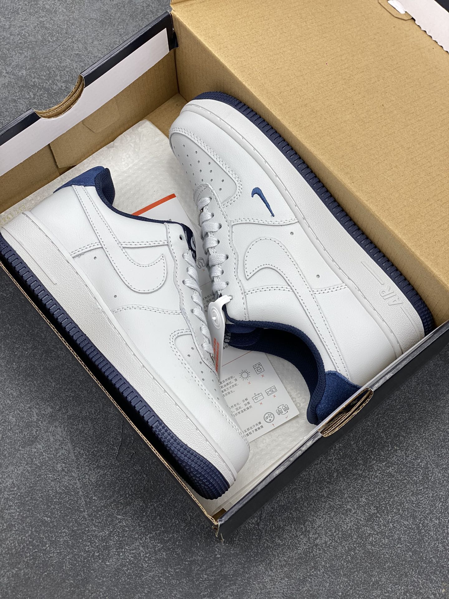 图片[9]-Air Force 1\’ 07 深蓝小勾 原楦头原纸板 打造纯正空军版型 专注外贸渠道 全掌内置蜂窝气垫 #原盒配件 原厂中底钢印、拉帮完美 货号：HM9483-001 尺码：36 36.5 37.5 38 38.5 39 40 40.5 41 42 42.5 43 44 44.5 45-选品中心