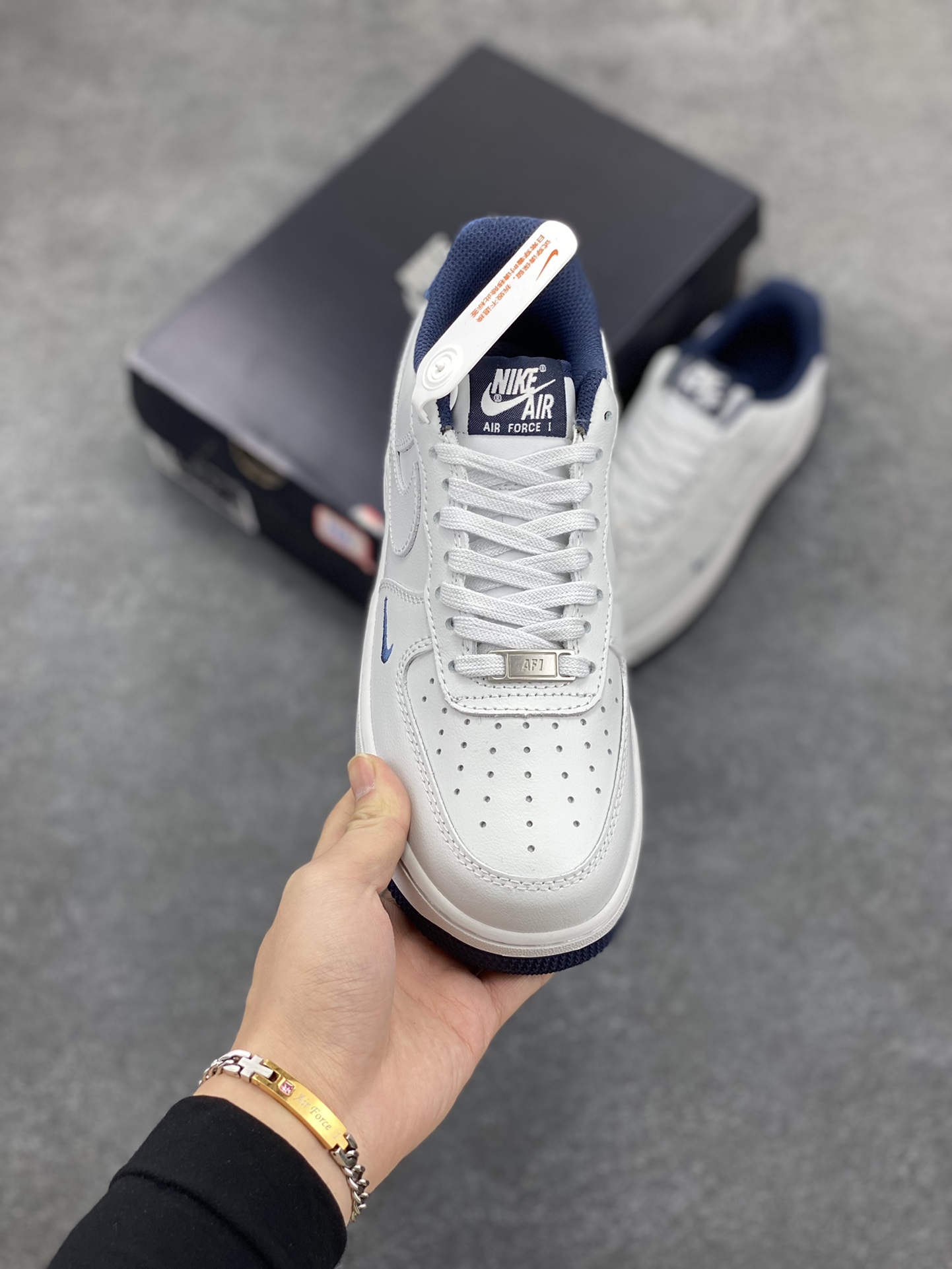 图片[2]-Air Force 1\’ 07 深蓝小勾 原楦头原纸板 打造纯正空军版型 专注外贸渠道 全掌内置蜂窝气垫 #原盒配件 原厂中底钢印、拉帮完美 货号：HM9483-001 尺码：36 36.5 37.5 38 38.5 39 40 40.5 41 42 42.5 43 44 44.5 45-选品中心