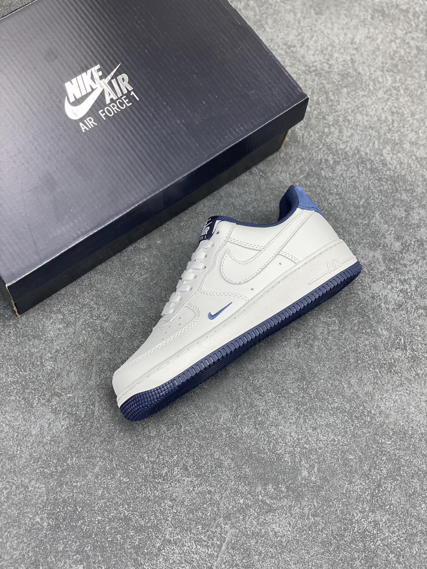 图片[7]-Air Force 1\’ 07 深蓝小勾 原楦头原纸板 打造纯正空军版型 专注外贸渠道 全掌内置蜂窝气垫 #原盒配件 原厂中底钢印、拉帮完美 货号：HM9483-001 尺码：36 36.5 37.5 38 38.5 39 40 40.5 41 42 42.5 43 44 44.5 45-选品中心