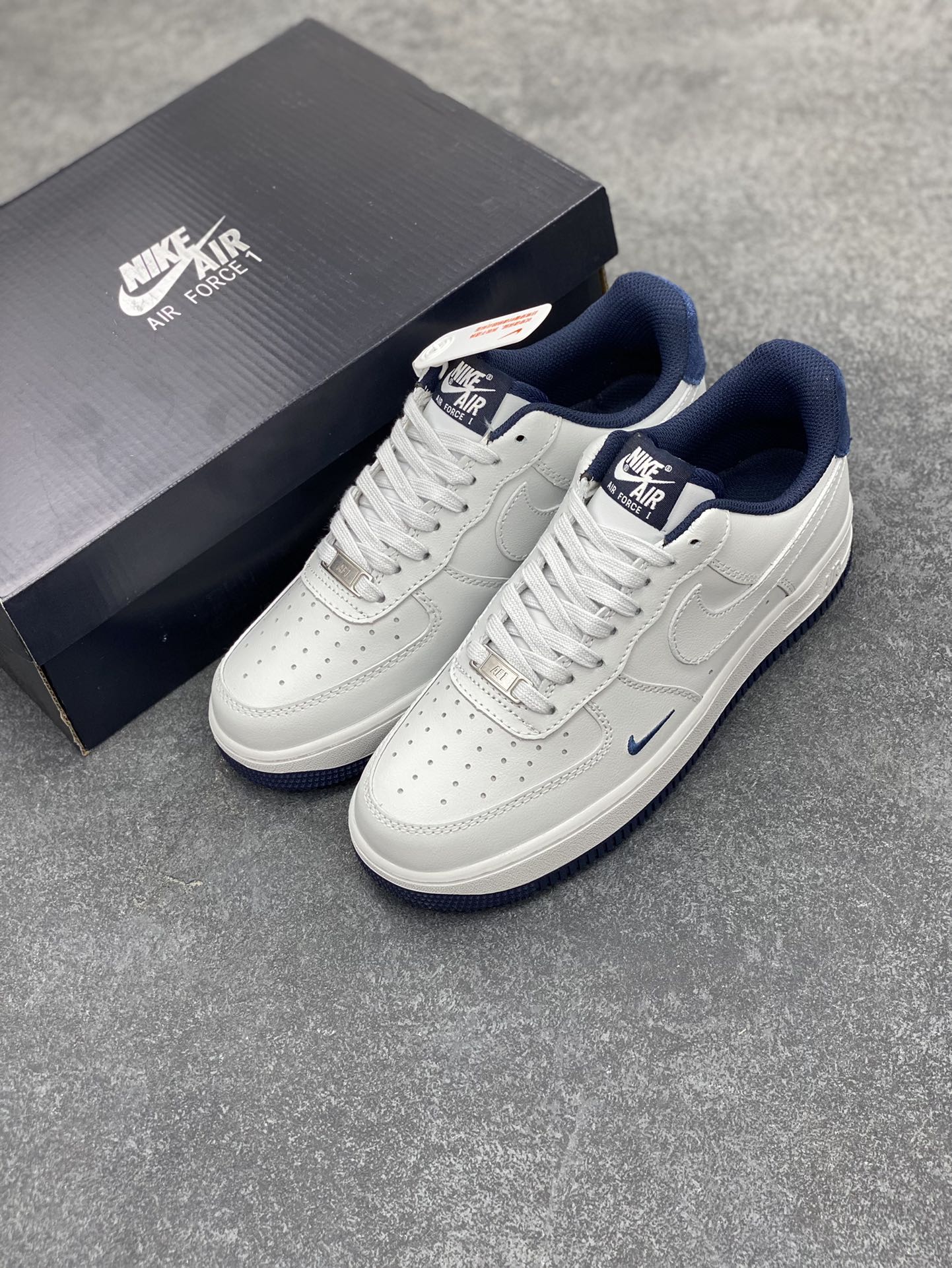 图片[8]-Air Force 1\’ 07 深蓝小勾 原楦头原纸板 打造纯正空军版型 专注外贸渠道 全掌内置蜂窝气垫 #原盒配件 原厂中底钢印、拉帮完美 货号：HM9483-001 尺码：36 36.5 37.5 38 38.5 39 40 40.5 41 42 42.5 43 44 44.5 45-选品中心