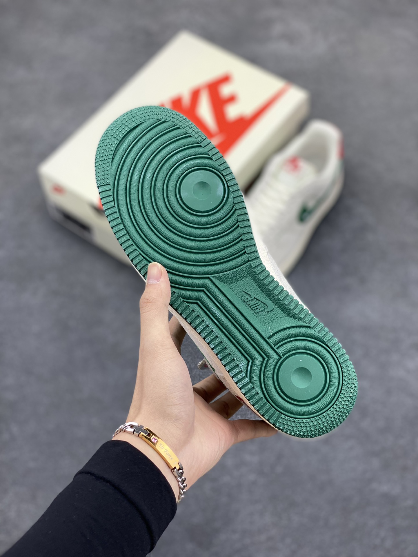 图片[5]-NIke Air Force 1 \’07 Low “川久保龄联名——猪八绿勾”空军一号 低帮 运动鞋 休闲鞋 折边针车 工艺难度大 原楦头原纸板 原装鞋盒 定制五金配件 内置全掌气垫 原厂鞋底 货号：DF0188-033 尺码：36 36.5 37.5 38 38.5 39 40 40.5 41 42 42.5 43 44 44.5 45-选品中心