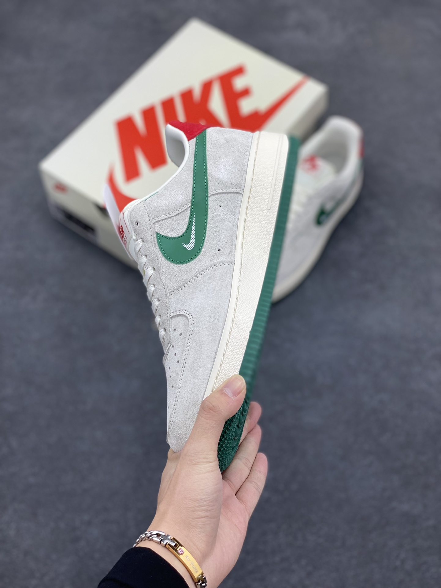 图片[3]-NIke Air Force 1 \’07 Low “川久保龄联名——猪八绿勾”空军一号 低帮 运动鞋 休闲鞋 折边针车 工艺难度大 原楦头原纸板 原装鞋盒 定制五金配件 内置全掌气垫 原厂鞋底 货号：DF0188-033 尺码：36 36.5 37.5 38 38.5 39 40 40.5 41 42 42.5 43 44 44.5 45-选品中心