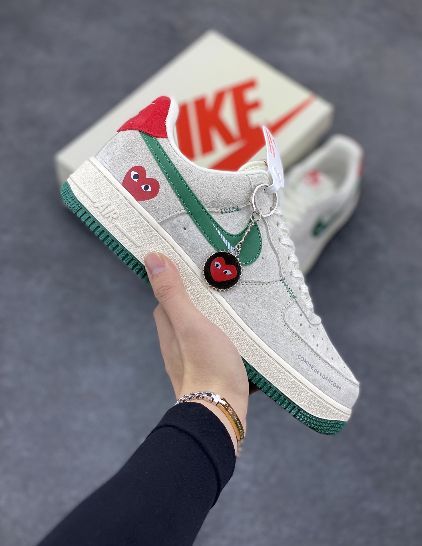 NIke Air Force 1 \’07 Low “川久保龄联名——猪八绿勾”空军一号 低帮 运动鞋 休闲鞋 折边针车 工艺难度大 原楦头原纸板 原装鞋盒 定制五金配件 内置全掌气垫 原厂鞋底 货号：DF0188-033 尺码：36 36.5 37.5 38 38.5 39 40 40.5 41 42 42.5 43 44 44.5 45-选品中心