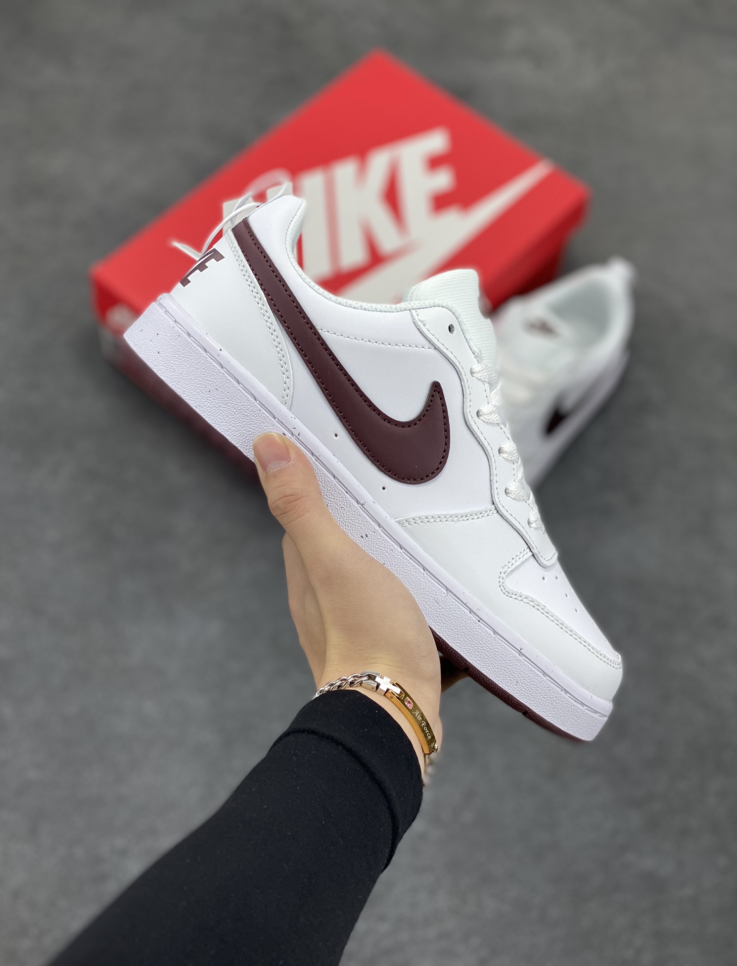 福利特价 Nike Court Borough Low 低帮百搭透气休闲运动板鞋男女鞋 经典耐用的设计,兼顾舒适脚感和出众风范,演绎匠心之作。结构性的支撑贴合感结合复古篮球设计,塑就场外全明星风范。 货号:DV5456-112 尺码:35.5 36 36.5 37.5 38 38.5 39 40 40.5 41 42 42.5 43-选品中心