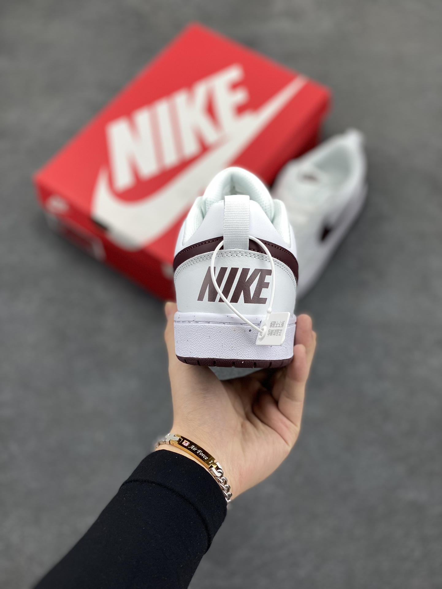 图片[4]-福利特价 Nike Court Borough Low 低帮百搭透气休闲运动板鞋男女鞋 经典耐用的设计，兼顾舒适脚感和出众风范，演绎匠心之作。结构性的支撑贴合感结合复古篮球设计，塑就场外全明星风范。 货号：DV5456-112 尺码：35.5 36 36.5 37.5 38 38.5 39 40 40.5 41 42 42.5 43-选品中心