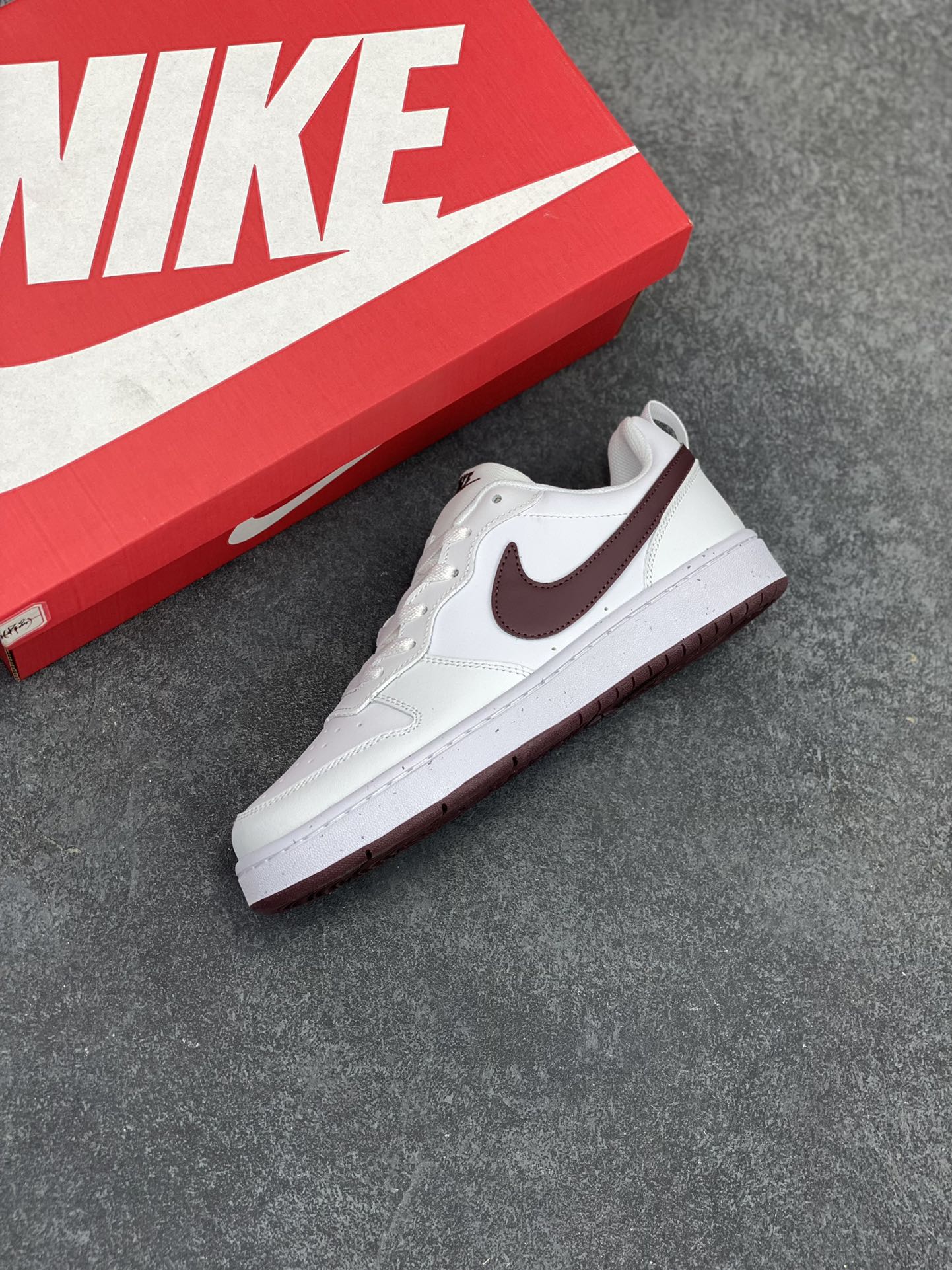 图片[7]-福利特价 Nike Court Borough Low 低帮百搭透气休闲运动板鞋男女鞋 经典耐用的设计，兼顾舒适脚感和出众风范，演绎匠心之作。结构性的支撑贴合感结合复古篮球设计，塑就场外全明星风范。 货号：DV5456-112 尺码：35.5 36 36.5 37.5 38 38.5 39 40 40.5 41 42 42.5 43-选品中心