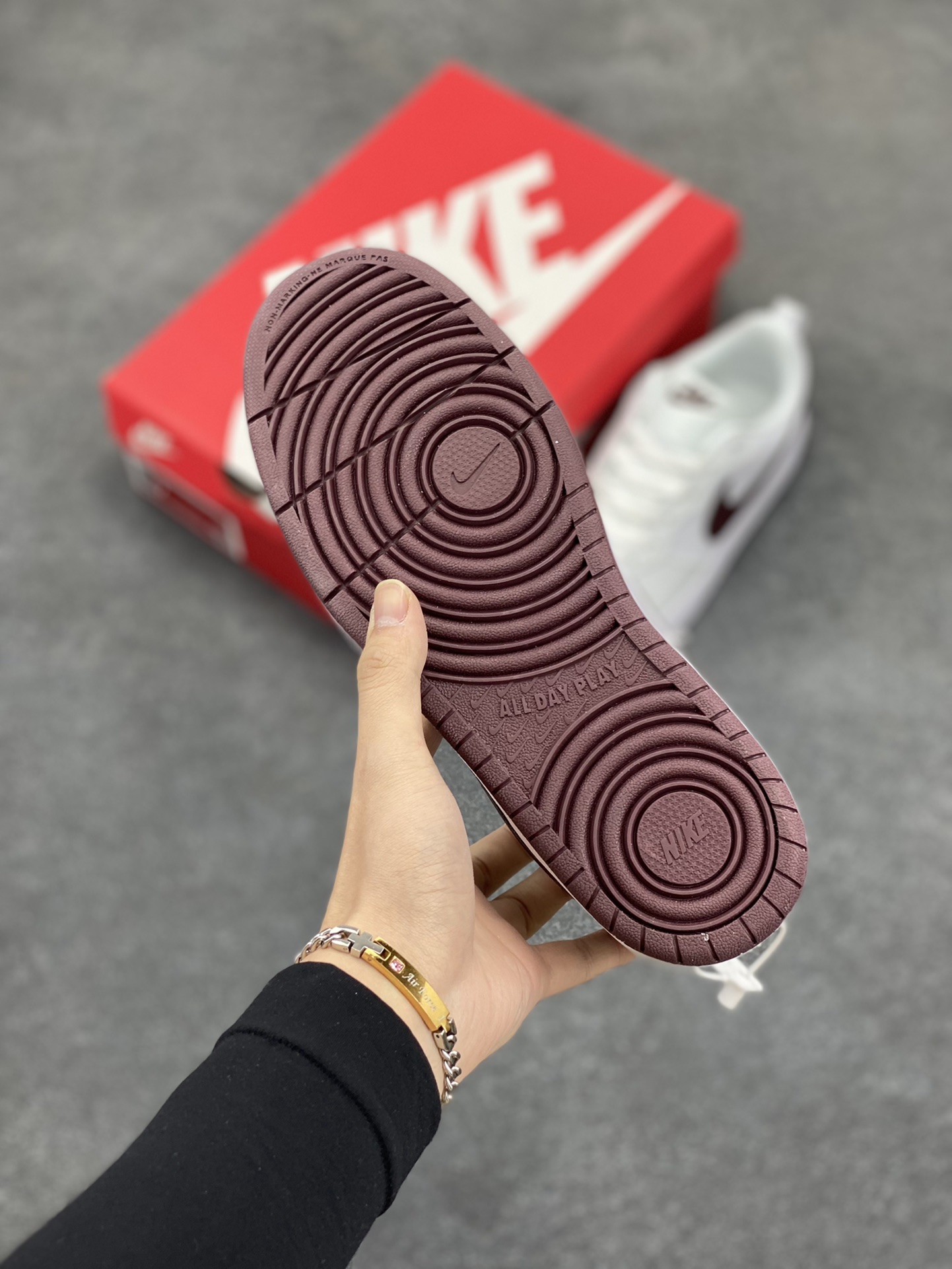 图片[5]-福利特价 Nike Court Borough Low 低帮百搭透气休闲运动板鞋男女鞋 经典耐用的设计，兼顾舒适脚感和出众风范，演绎匠心之作。结构性的支撑贴合感结合复古篮球设计，塑就场外全明星风范。 货号：DV5456-112 尺码：35.5 36 36.5 37.5 38 38.5 39 40 40.5 41 42 42.5 43-选品中心