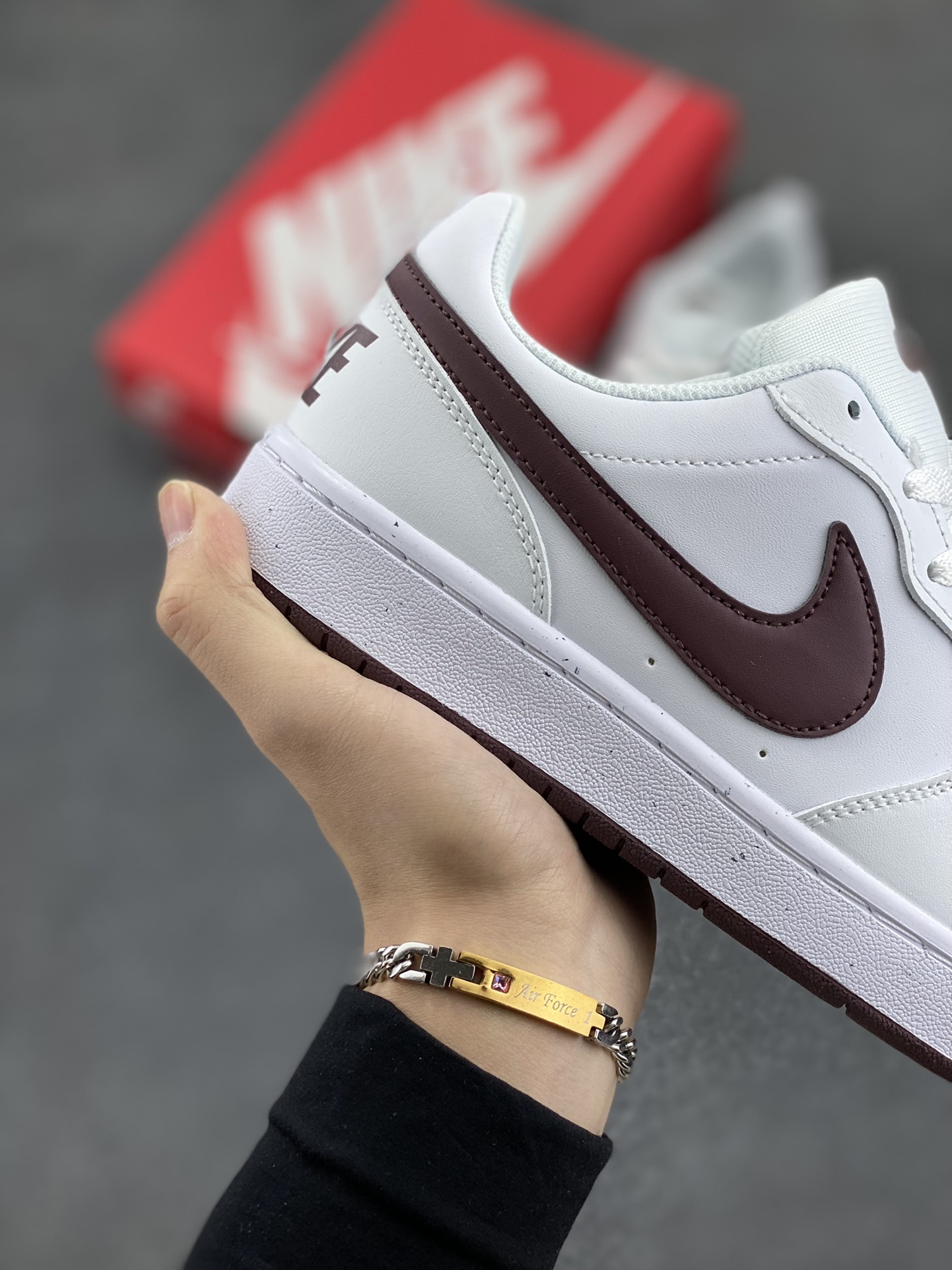 图片[6]-福利特价 Nike Court Borough Low 低帮百搭透气休闲运动板鞋男女鞋 经典耐用的设计，兼顾舒适脚感和出众风范，演绎匠心之作。结构性的支撑贴合感结合复古篮球设计，塑就场外全明星风范。 货号：DV5456-112 尺码：35.5 36 36.5 37.5 38 38.5 39 40 40.5 41 42 42.5 43-选品中心