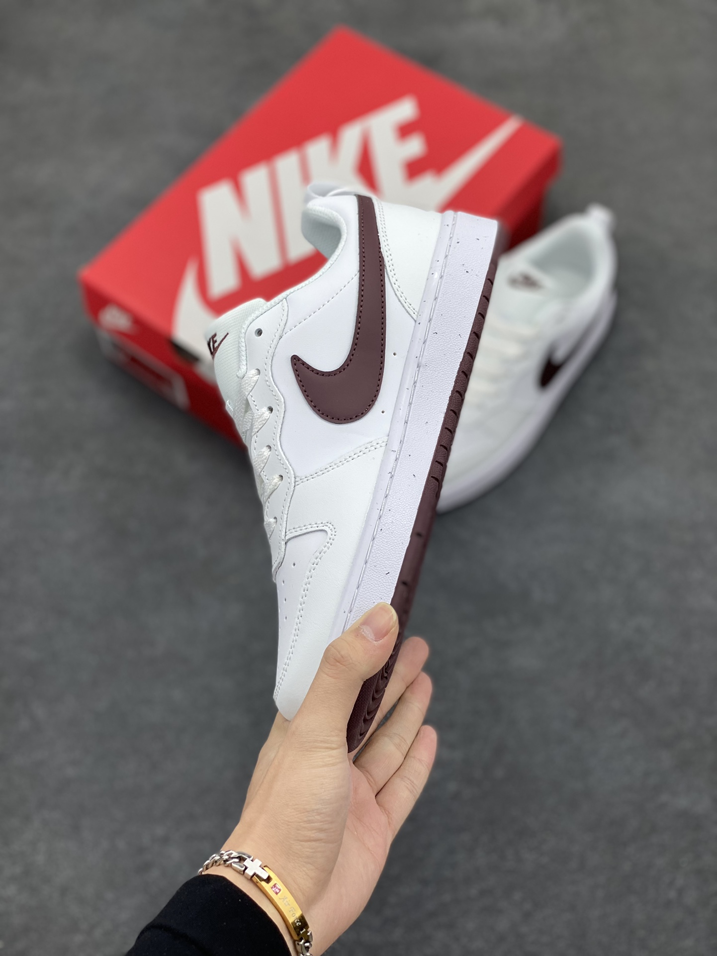 图片[3]-福利特价 Nike Court Borough Low 低帮百搭透气休闲运动板鞋男女鞋 经典耐用的设计，兼顾舒适脚感和出众风范，演绎匠心之作。结构性的支撑贴合感结合复古篮球设计，塑就场外全明星风范。 货号：DV5456-112 尺码：35.5 36 36.5 37.5 38 38.5 39 40 40.5 41 42 42.5 43-选品中心