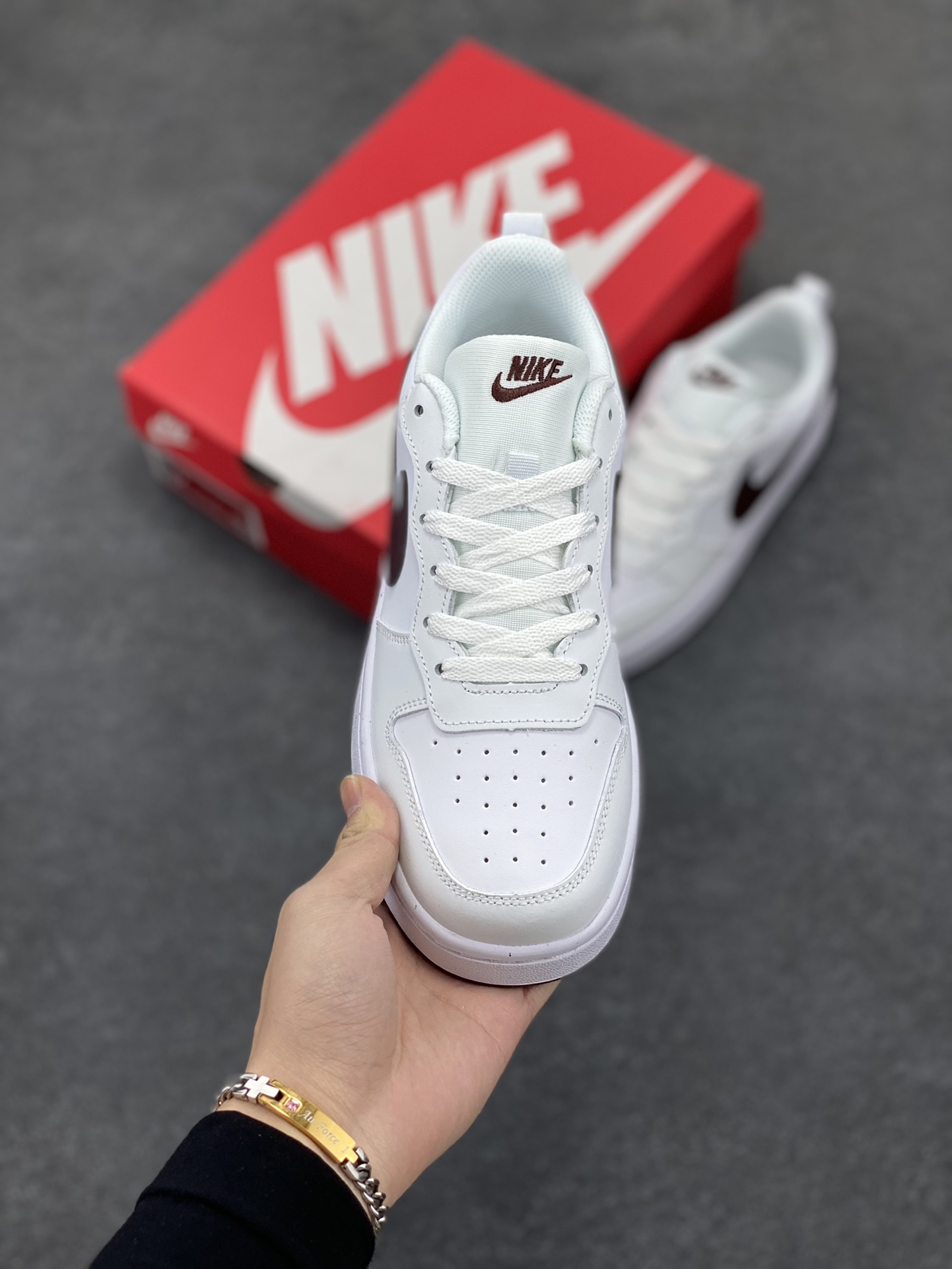 图片[2]-福利特价 Nike Court Borough Low 低帮百搭透气休闲运动板鞋男女鞋 经典耐用的设计，兼顾舒适脚感和出众风范，演绎匠心之作。结构性的支撑贴合感结合复古篮球设计，塑就场外全明星风范。 货号：DV5456-112 尺码：35.5 36 36.5 37.5 38 38.5 39 40 40.5 41 42 42.5 43-选品中心