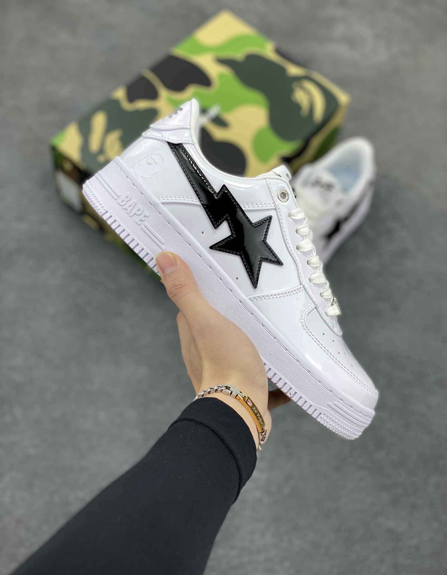 Bape Sk8 Sta To Nigo“ 潮流教父Nigo 品牌 猿人头低帮经典运动休闲板鞋 全套顶级包装 包含猿人logo定制防尘袋 定制迷彩鞋垫一副 抗压收纳抽屉式鞋盒 货号：1K30191302 尺码：36 36.5 37.5 38 38.5 39 40 40.5 41 42 42.5 43 44 44.5 45 46-选品中心
