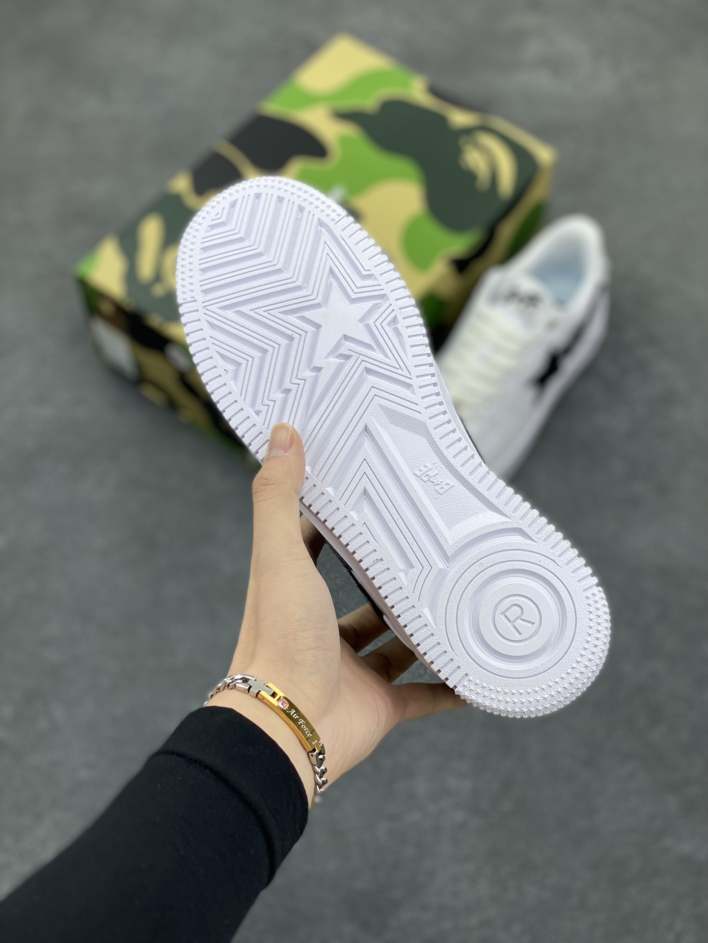 图片[5]-Bape Sk8 Sta To Nigo“ 潮流教父Nigo 品牌 猿人头低帮经典运动休闲板鞋 全套顶级包装 包含猿人logo定制防尘袋 定制迷彩鞋垫一副 抗压收纳抽屉式鞋盒 货号：1K30191302 尺码：36 36.5 37.5 38 38.5 39 40 40.5 41 42 42.5 43 44 44.5 45 46-选品中心