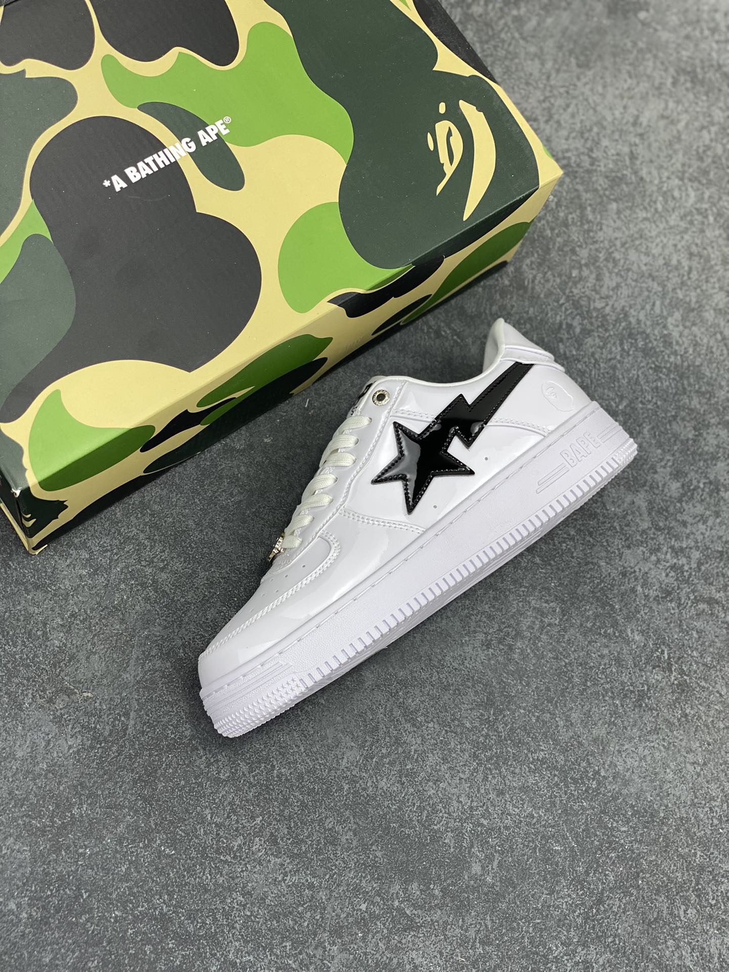 图片[7]-Bape Sk8 Sta To Nigo“ 潮流教父Nigo 品牌 猿人头低帮经典运动休闲板鞋 全套顶级包装 包含猿人logo定制防尘袋 定制迷彩鞋垫一副 抗压收纳抽屉式鞋盒 货号：1K30191302 尺码：36 36.5 37.5 38 38.5 39 40 40.5 41 42 42.5 43 44 44.5 45 46-选品中心