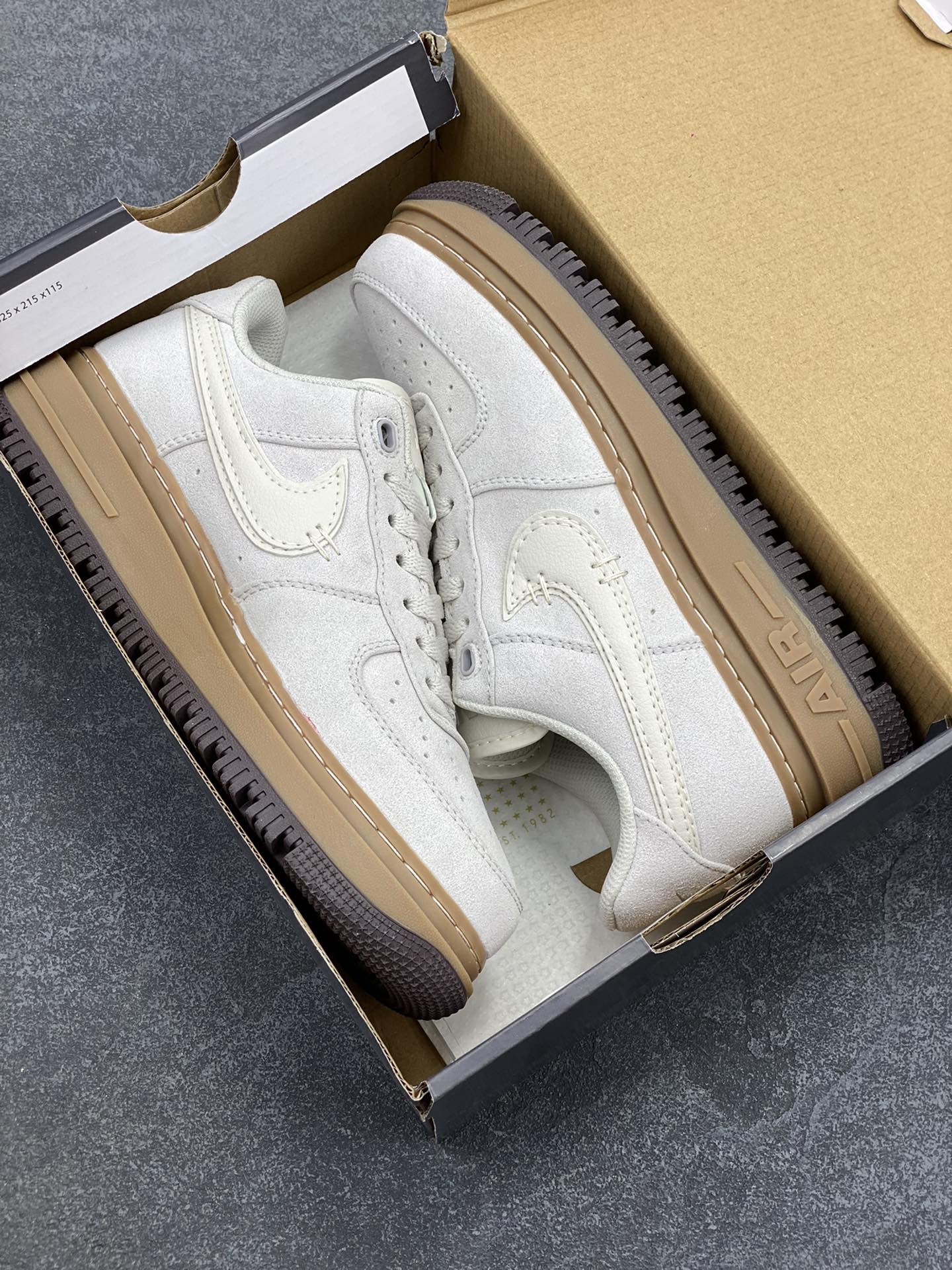 图片[9]-Nike Air Force 1 Low 空军一号低帮百搭休闲运动板鞋。柔软、弹性十足的缓震性能和出色的中底设计，横跨复古与现代的外型结合，造就出风靡全球三十多年的Force 1，直到今天还深受青睐。 货号：HV2531-100 尺码：36 36.5 37.5 38 38.5 39 40 40.5 41 42 42.5 43 44 44.5 45-选品中心