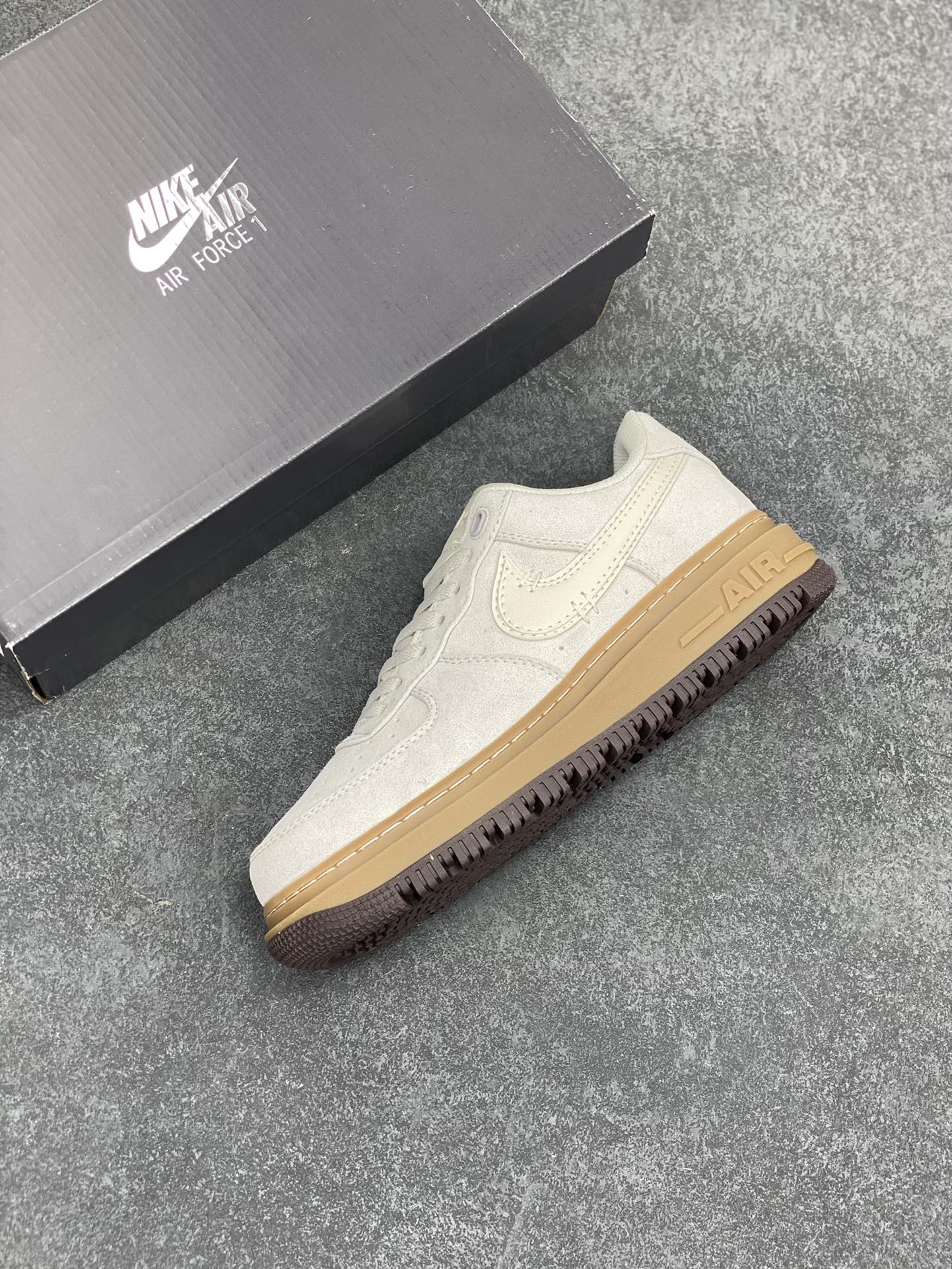 图片[7]-Nike Air Force 1 Low 空军一号低帮百搭休闲运动板鞋。柔软、弹性十足的缓震性能和出色的中底设计，横跨复古与现代的外型结合，造就出风靡全球三十多年的Force 1，直到今天还深受青睐。 货号：HV2531-100 尺码：36 36.5 37.5 38 38.5 39 40 40.5 41 42 42.5 43 44 44.5 45-选品中心