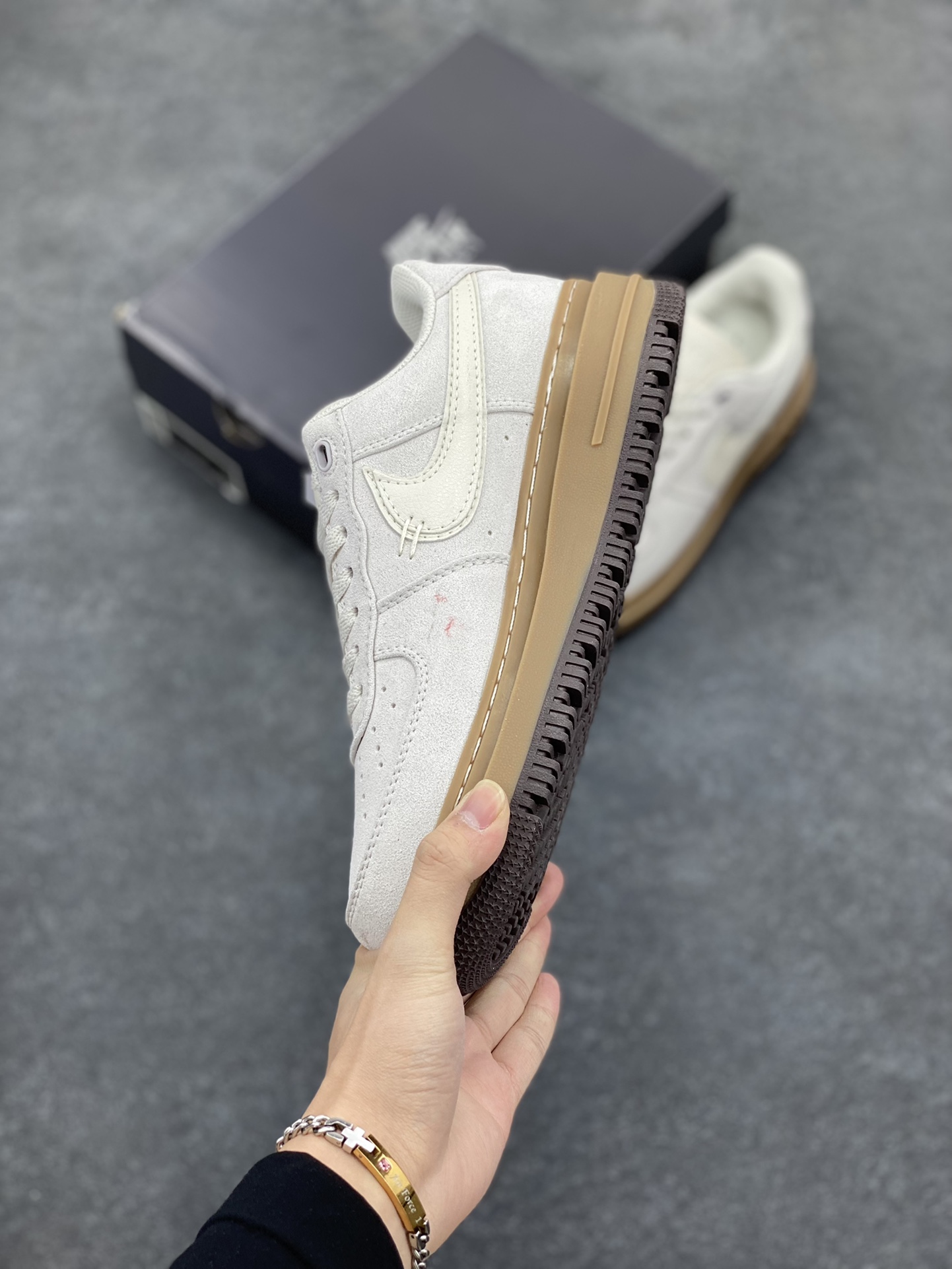 图片[3]-Nike Air Force 1 Low 空军一号低帮百搭休闲运动板鞋。柔软、弹性十足的缓震性能和出色的中底设计，横跨复古与现代的外型结合，造就出风靡全球三十多年的Force 1，直到今天还深受青睐。 货号：HV2531-100 尺码：36 36.5 37.5 38 38.5 39 40 40.5 41 42 42.5 43 44 44.5 45-选品中心