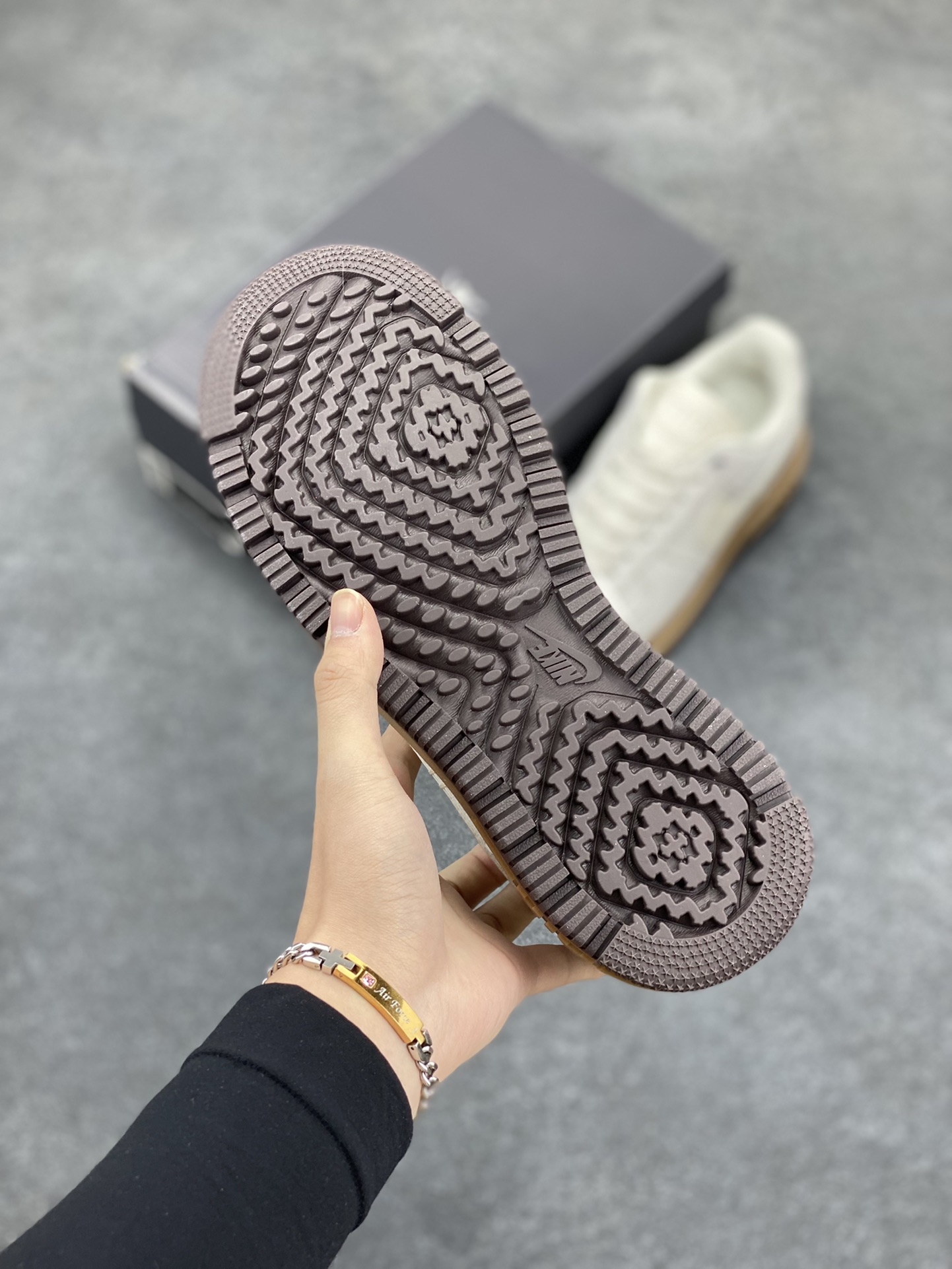 图片[5]-Nike Air Force 1 Low 空军一号低帮百搭休闲运动板鞋。柔软、弹性十足的缓震性能和出色的中底设计，横跨复古与现代的外型结合，造就出风靡全球三十多年的Force 1，直到今天还深受青睐。 货号：HV2531-100 尺码：36 36.5 37.5 38 38.5 39 40 40.5 41 42 42.5 43 44 44.5 45-选品中心