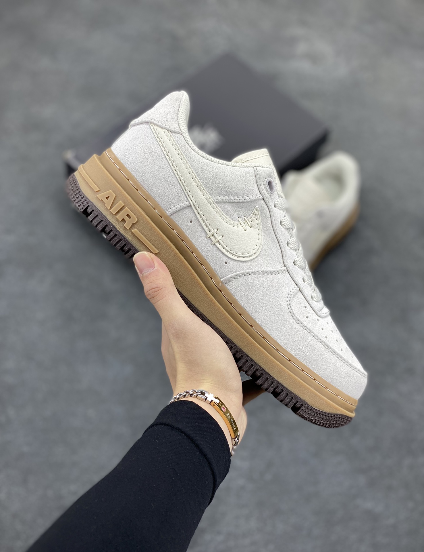 Nike Air Force 1 Low 空军一号低帮百搭休闲运动板鞋。柔软、弹性十足的缓震性能和出色的中底设计，横跨复古与现代的外型结合，造就出风靡全球三十多年的Force 1，直到今天还深受青睐。 货号：HV2531-100 尺码：36 36.5 37.5 38 38.5 39 40 40.5 41 42 42.5 43 44 44.5 45-选品中心