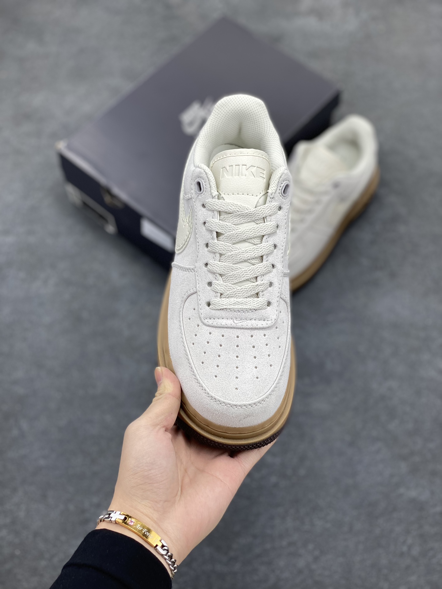 图片[2]-Nike Air Force 1 Low 空军一号低帮百搭休闲运动板鞋。柔软、弹性十足的缓震性能和出色的中底设计，横跨复古与现代的外型结合，造就出风靡全球三十多年的Force 1，直到今天还深受青睐。 货号：HV2531-100 尺码：36 36.5 37.5 38 38.5 39 40 40.5 41 42 42.5 43 44 44.5 45-选品中心