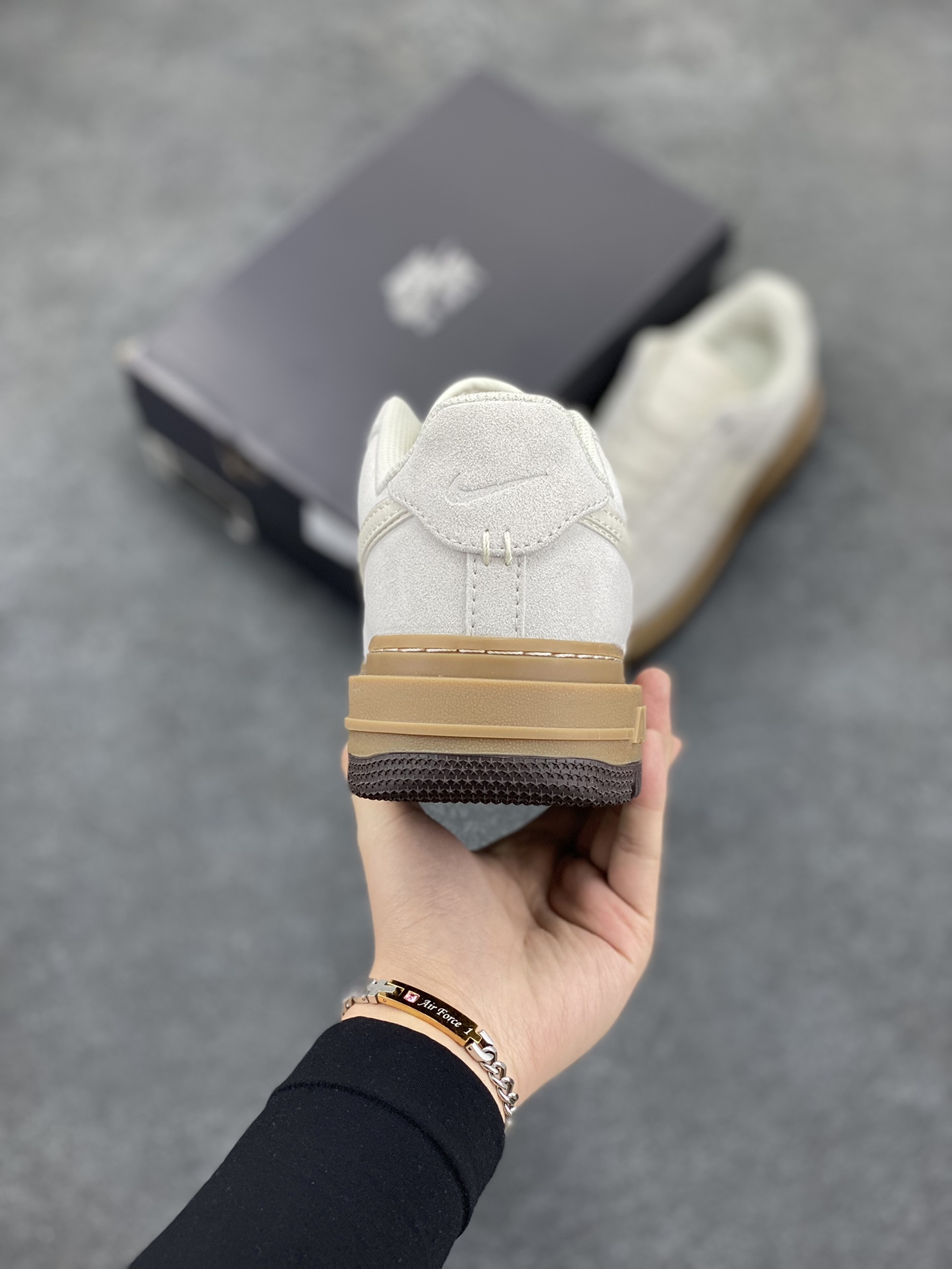 图片[4]-Nike Air Force 1 Low 空军一号低帮百搭休闲运动板鞋。柔软、弹性十足的缓震性能和出色的中底设计，横跨复古与现代的外型结合，造就出风靡全球三十多年的Force 1，直到今天还深受青睐。 货号：HV2531-100 尺码：36 36.5 37.5 38 38.5 39 40 40.5 41 42 42.5 43 44 44.5 45-选品中心