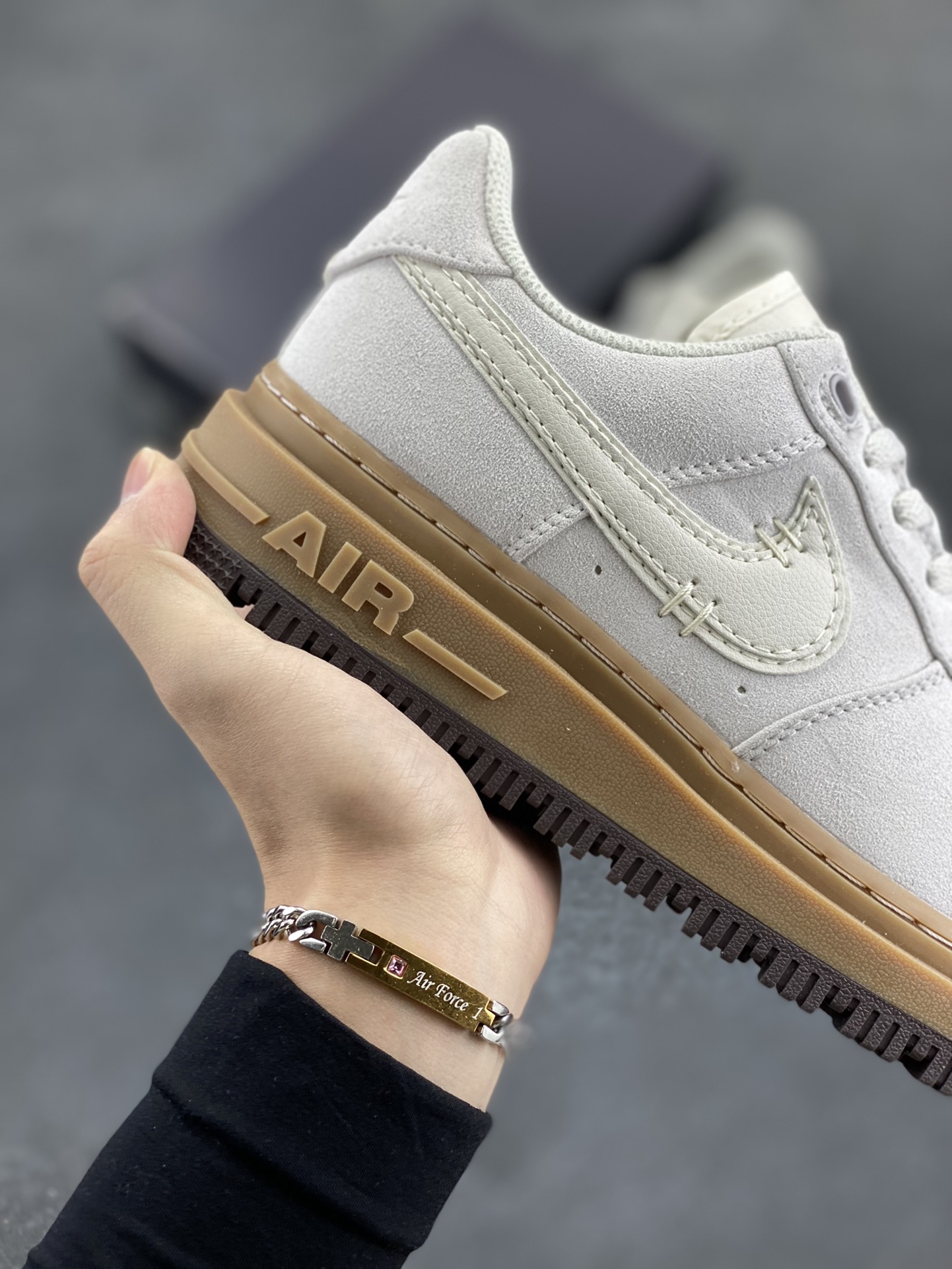图片[6]-Nike Air Force 1 Low 空军一号低帮百搭休闲运动板鞋。柔软、弹性十足的缓震性能和出色的中底设计，横跨复古与现代的外型结合，造就出风靡全球三十多年的Force 1，直到今天还深受青睐。 货号：HV2531-100 尺码：36 36.5 37.5 38 38.5 39 40 40.5 41 42 42.5 43 44 44.5 45-选品中心