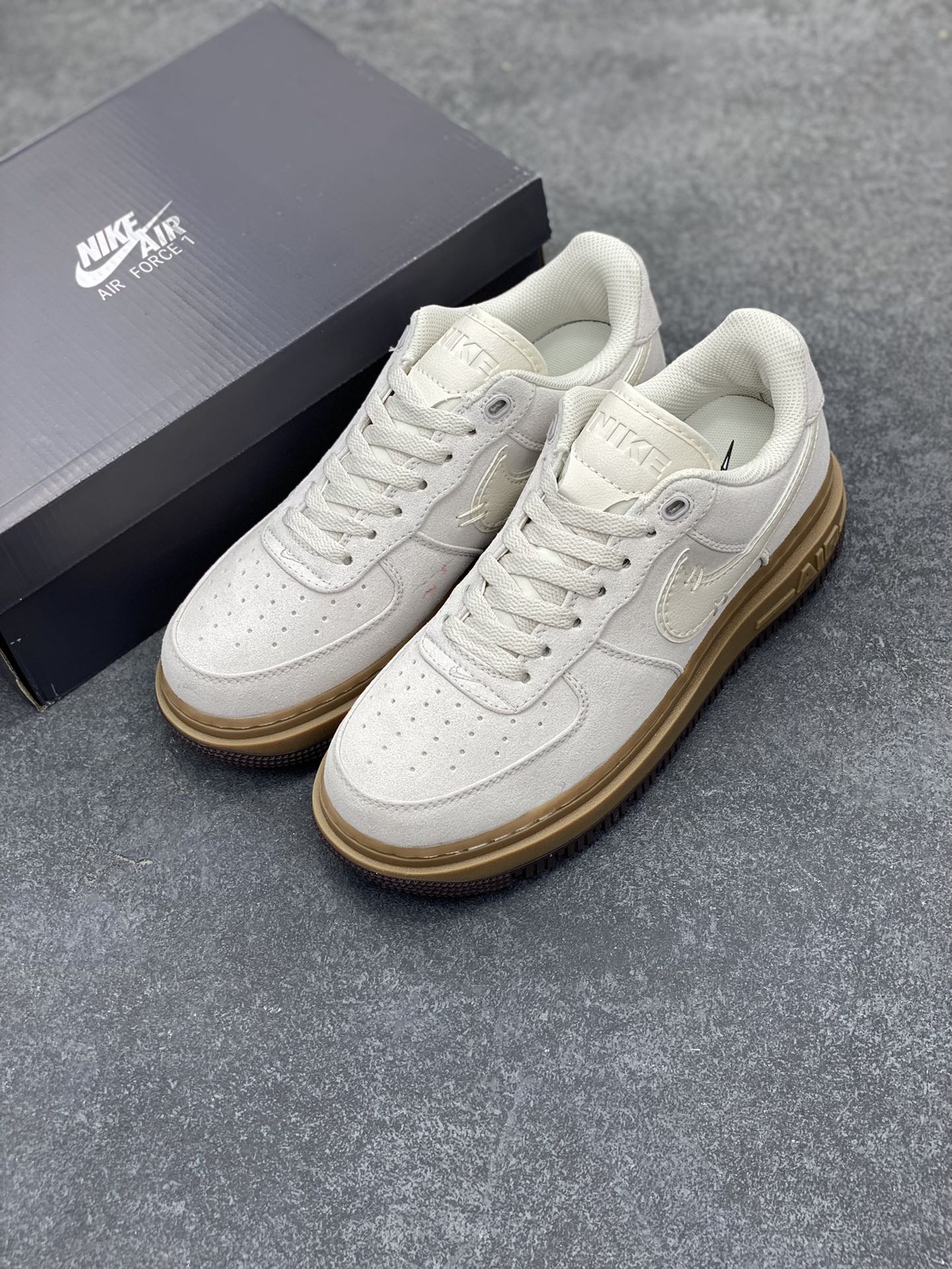 图片[8]-Nike Air Force 1 Low 空军一号低帮百搭休闲运动板鞋。柔软、弹性十足的缓震性能和出色的中底设计，横跨复古与现代的外型结合，造就出风靡全球三十多年的Force 1，直到今天还深受青睐。 货号：HV2531-100 尺码：36 36.5 37.5 38 38.5 39 40 40.5 41 42 42.5 43 44 44.5 45-选品中心