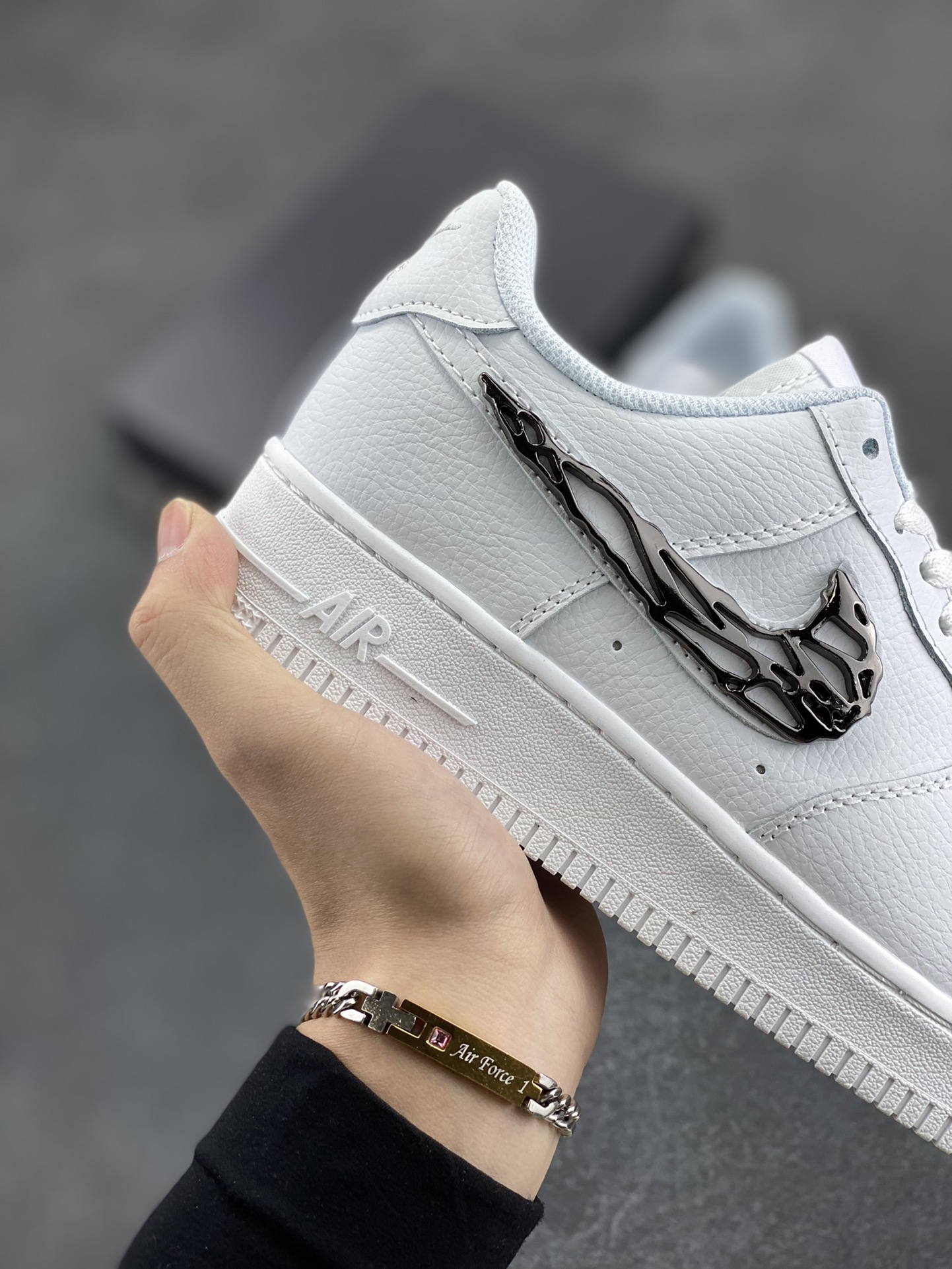 图片[6]-Nike Air Force 1 Low 空军一号低帮百搭休闲运动板鞋。柔软、弹性十足的缓震性能和出色的中底设计，横跨复古与现代的外型结合，造就出风靡全球三十多年的Force 1，直到今天还深受青睐。 货号：IF1686-101 尺码：36 36.5 37.5 38 38.5 39 40 40.5 41 42 42.5 43 44 44.5 45-选品中心