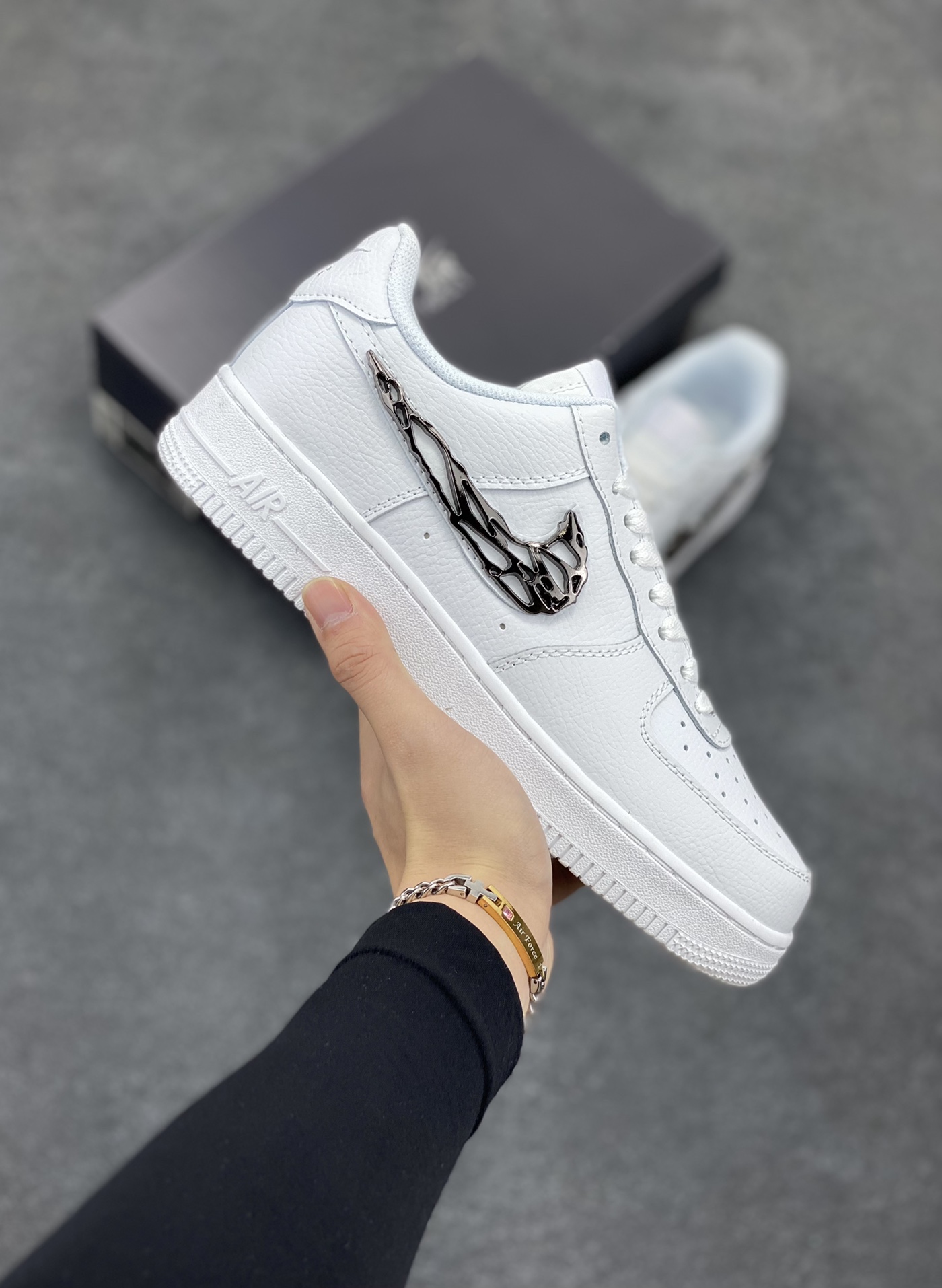 Nike Air Force 1 Low 空军一号低帮百搭休闲运动板鞋。柔软、弹性十足的缓震性能和出色的中底设计，横跨复古与现代的外型结合，造就出风靡全球三十多年的Force 1，直到今天还深受青睐。 货号：IF1686-101 尺码：36 36.5 37.5 38 38.5 39 40 40.5 41 42 42.5 43 44 44.5 45-选品中心